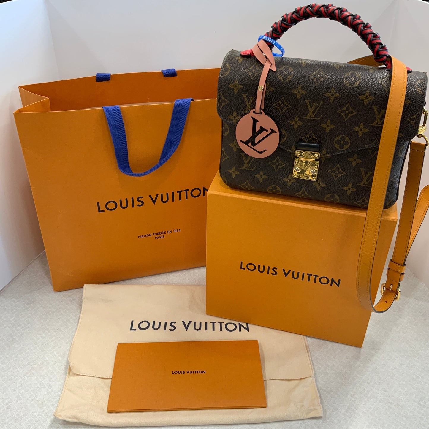 HandBag Luxury Designer Louis Vuitton, Size Medium
