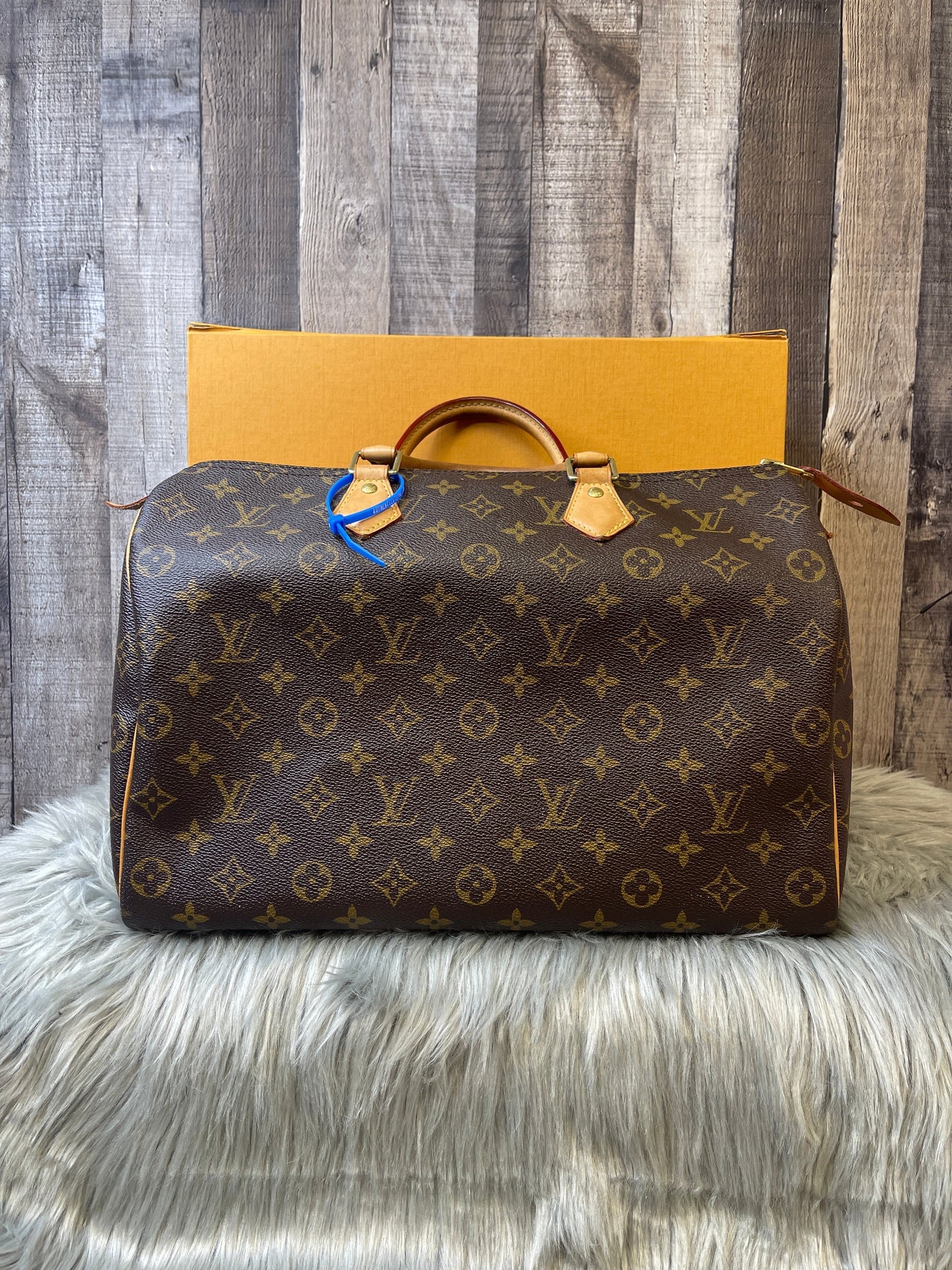 HandBag Luxury Designer By Louis Vuitton Size: Large