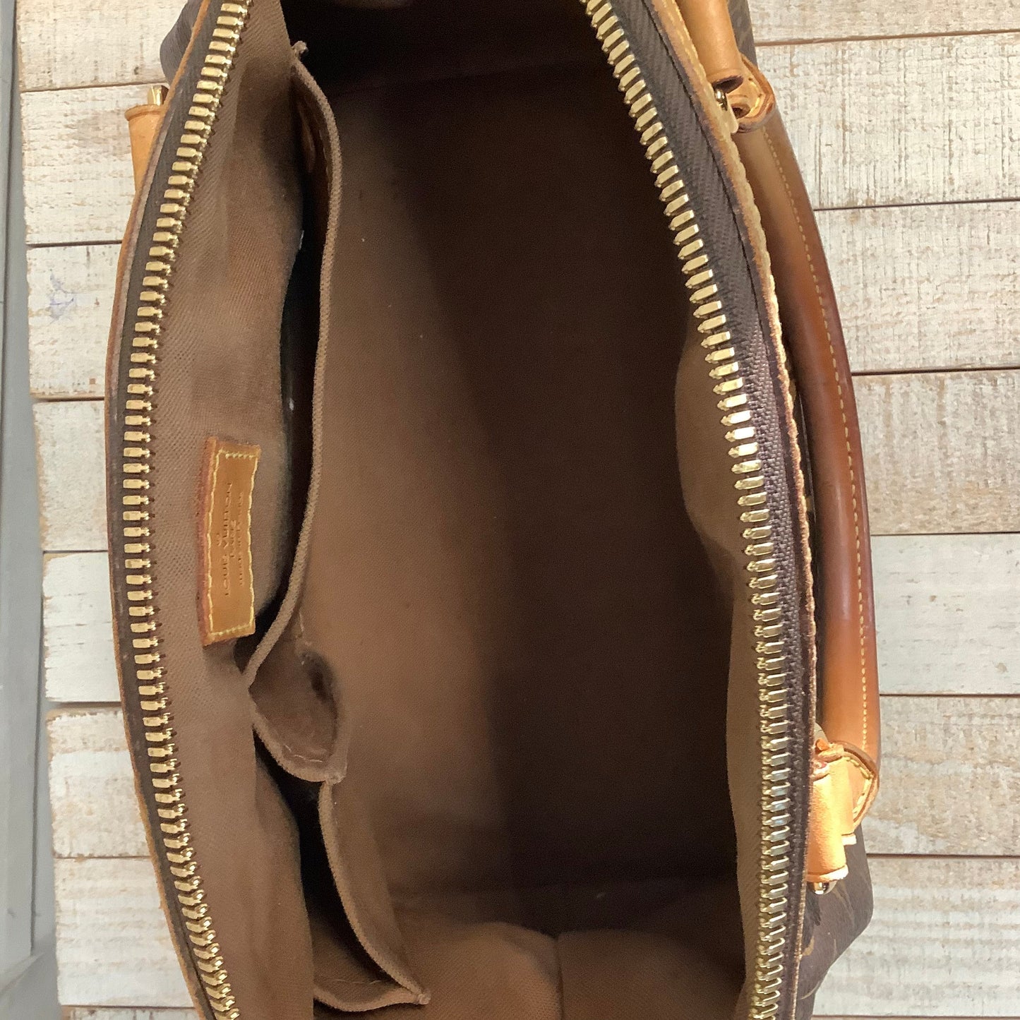 Handbag By Louis Vuitton Size: Medium