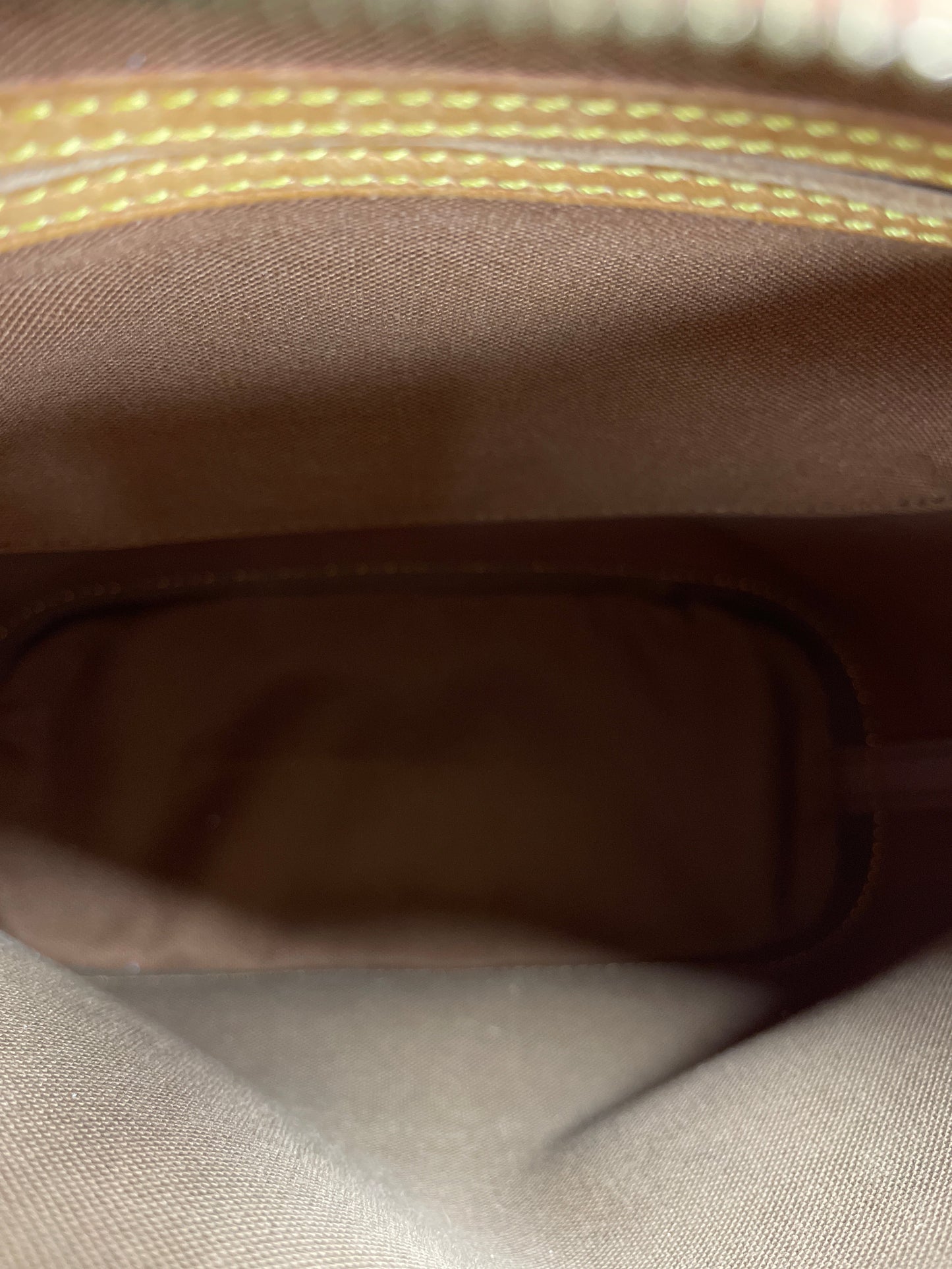 Handbag Designer By Louis Vuitton Size: Medium