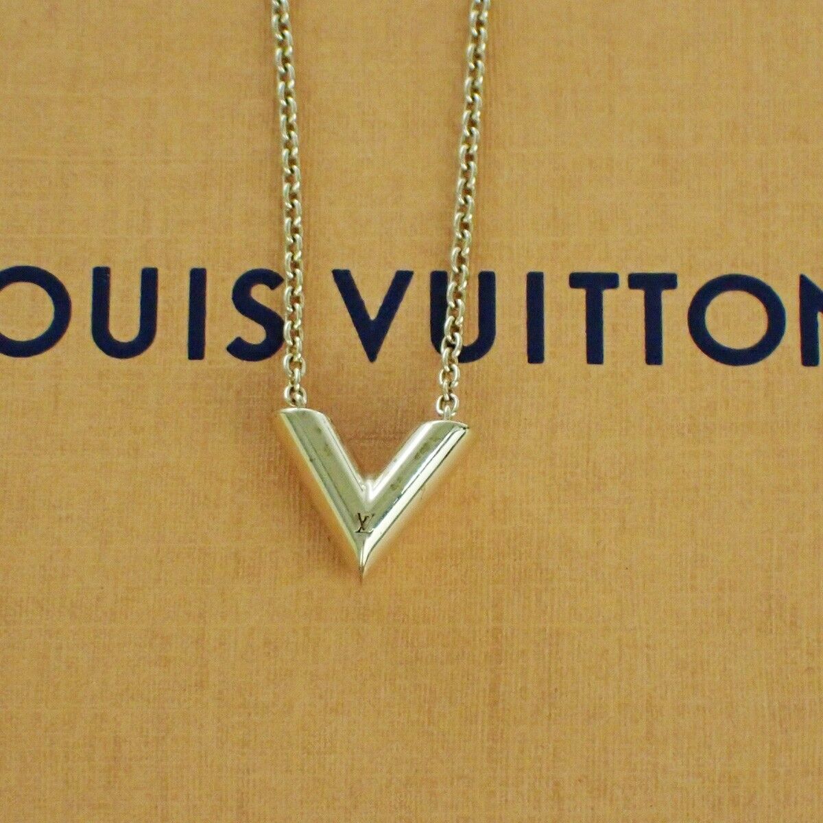 LOUIS VUITTON Essential V Necklace