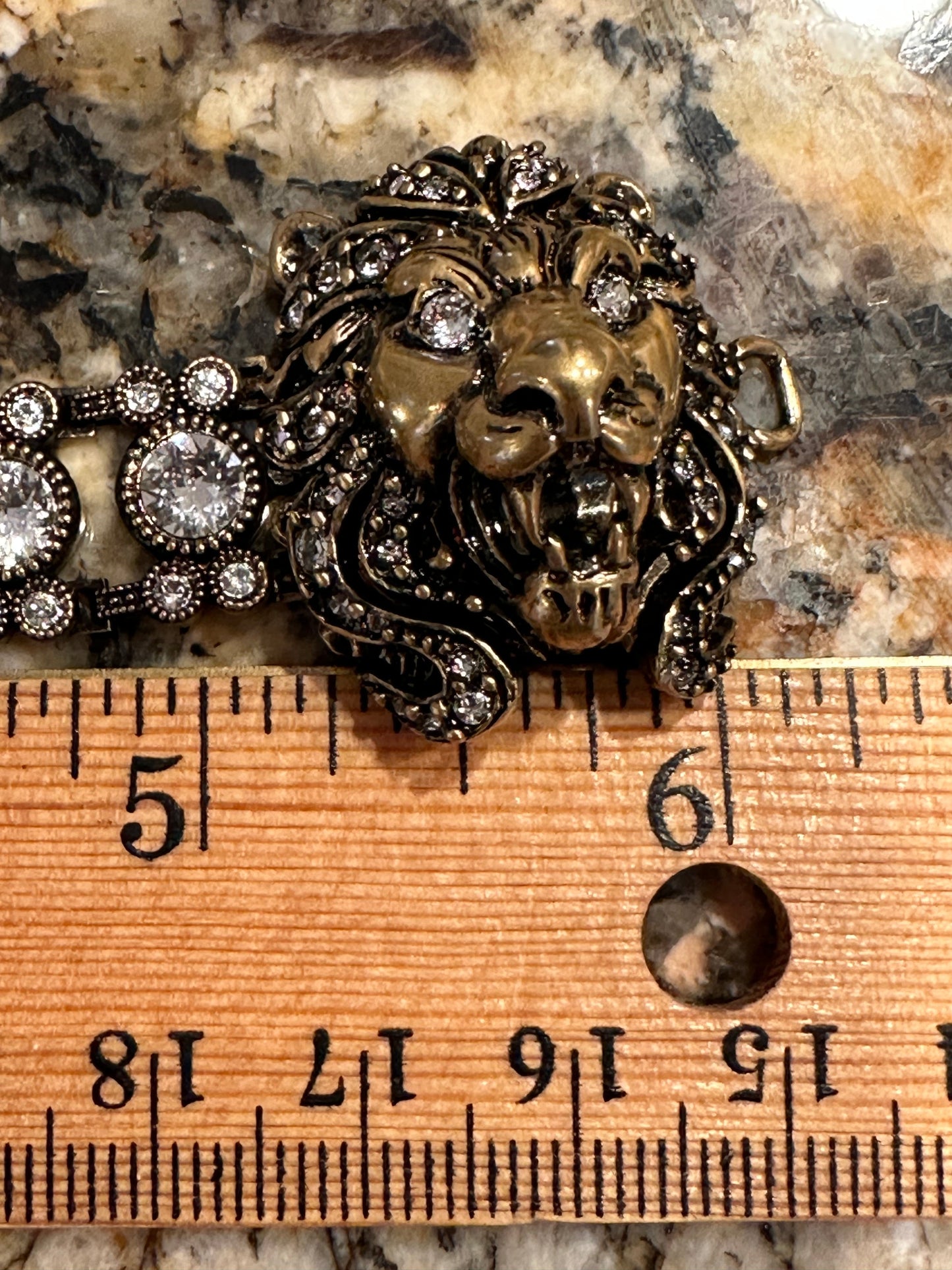 Gucci Lion Head Crystal Bracelet in Gold Metal