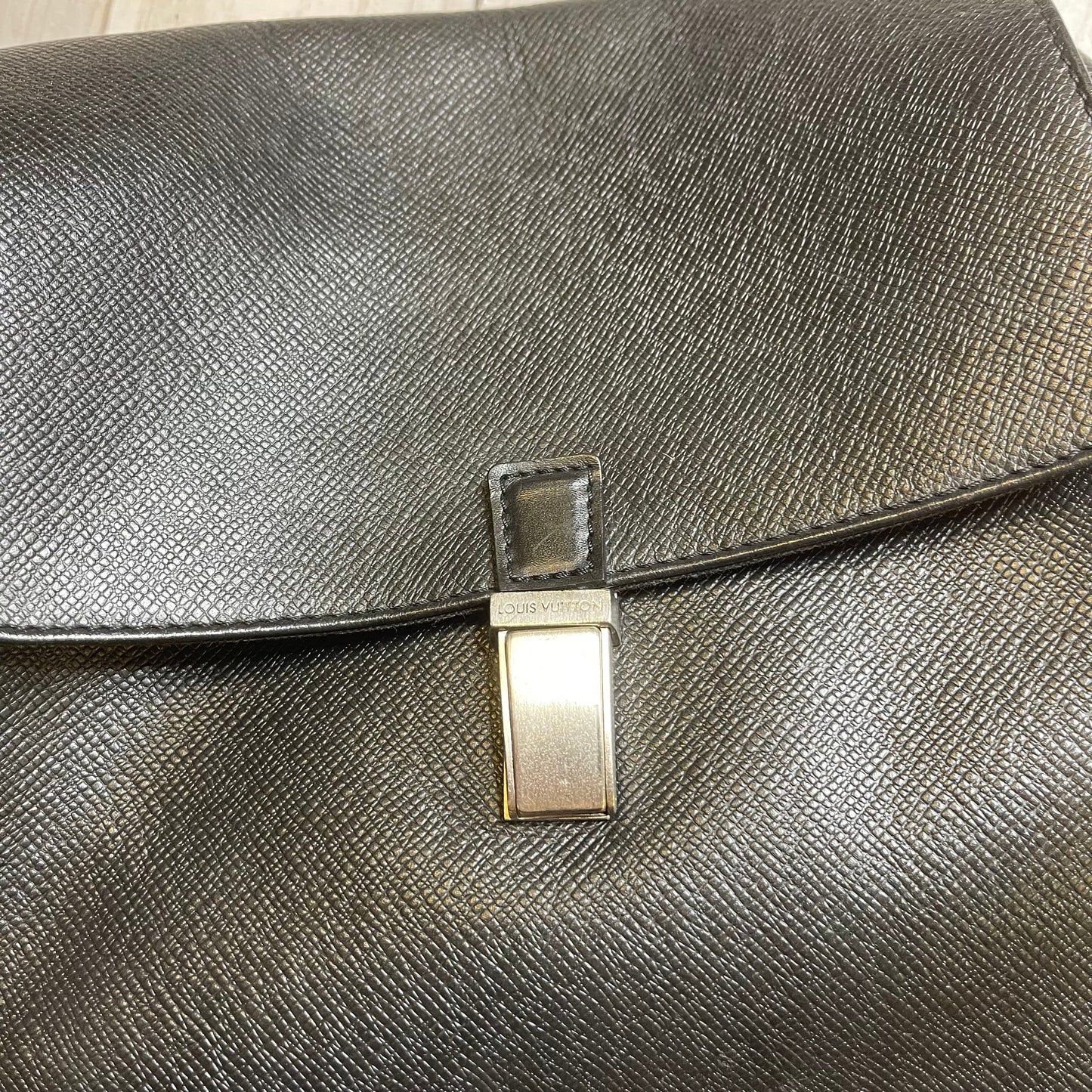 Handbag Luxury Designer By Louis Vuitton Size: Medium