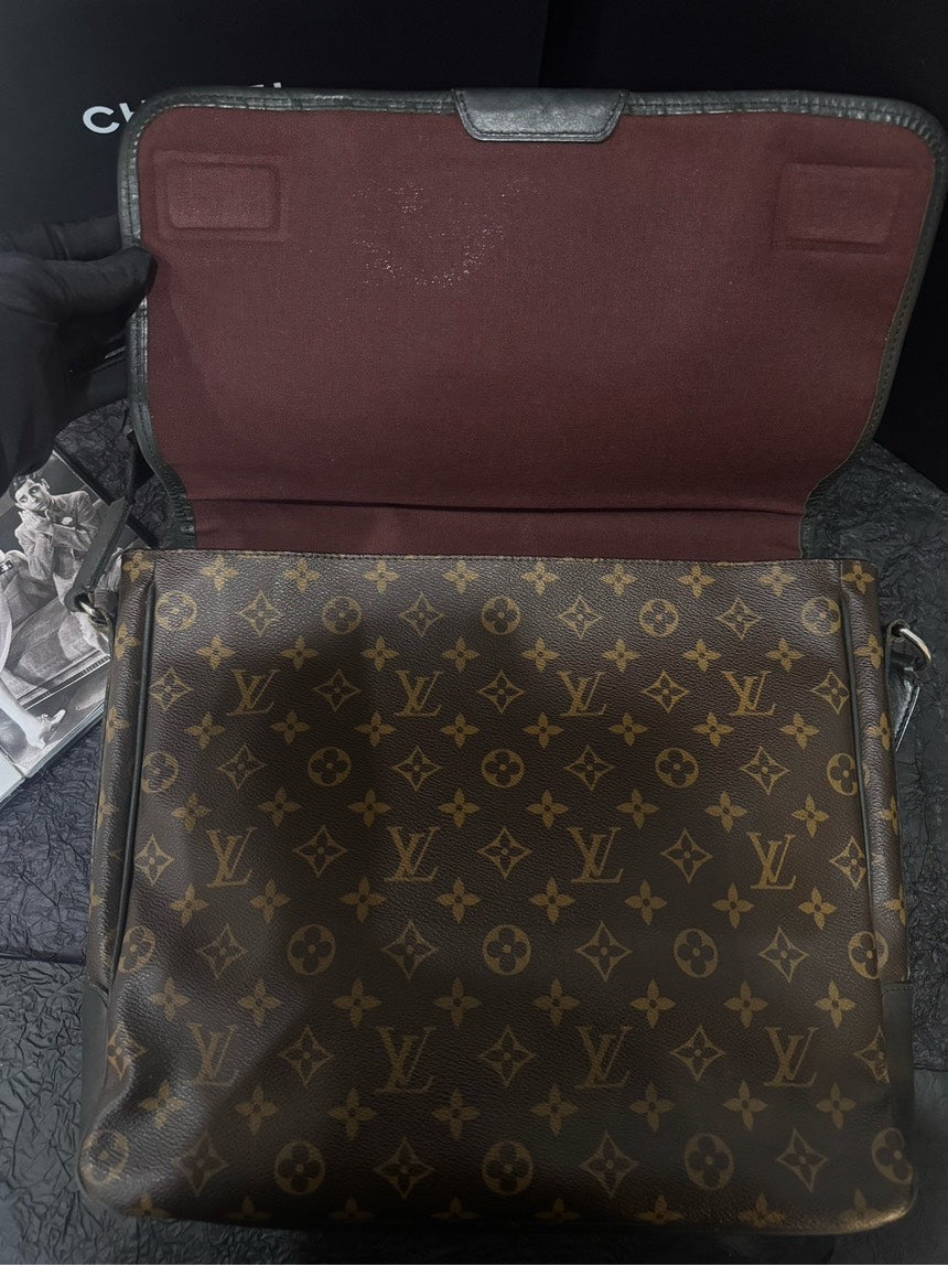 LOUIS VUITTON Classic Vintage Monogram Brown Crossbody Messenger Bag