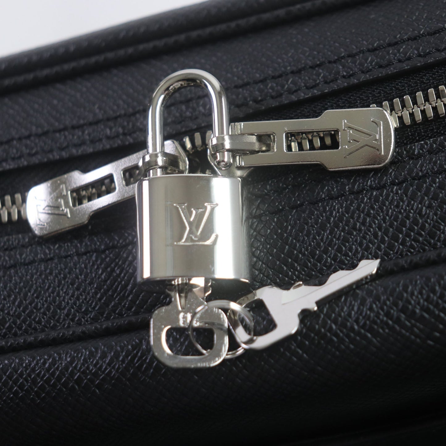 LOUIS VUITTON Briefcase M30975 Taiga Leather black Taiga Porte Documan Voyagej