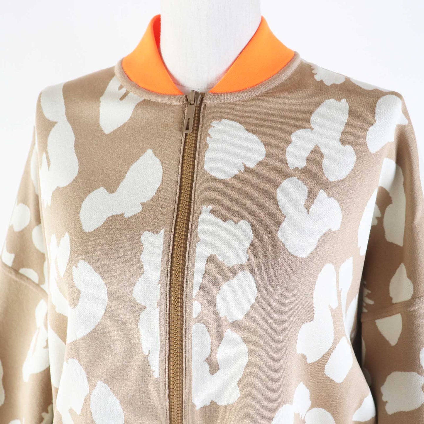 HERMES 2H2816DR Main: 100% silk, knit: 51% silk, 37% polyester, 7% nylon, 5% polyurethane, rib: 69% polyester, 18% nylon, 13% polyurethane, string: 58% silk, 42% polyester Beige Neon Orange JUNGLE LOVE Women 34 Used