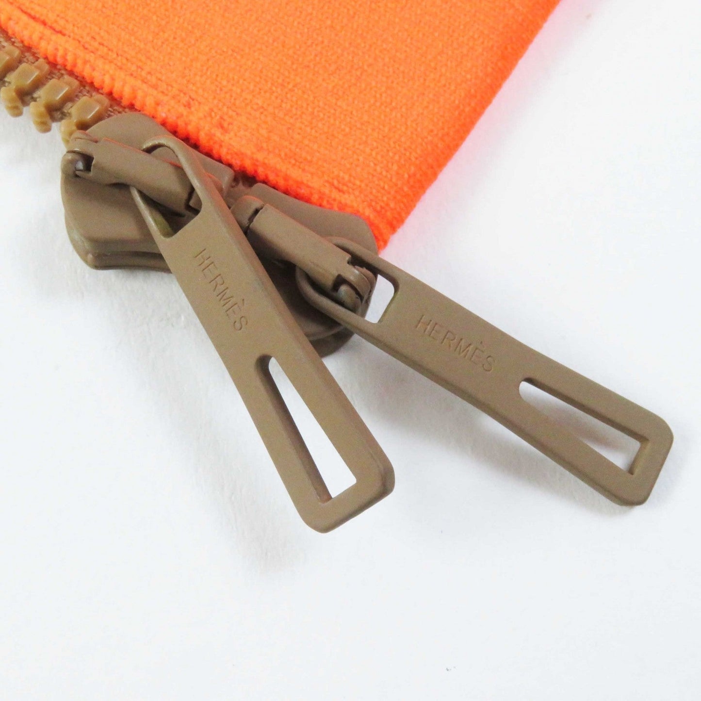 HERMES 2H2816DR Main: 100% silk, knit: 51% silk, 37% polyester, 7% nylon, 5% polyurethane, rib: 69% polyester, 18% nylon, 13% polyurethane, string: 58% silk, 42% polyester Beige Neon Orange JUNGLE LOVE Women 34 Used
