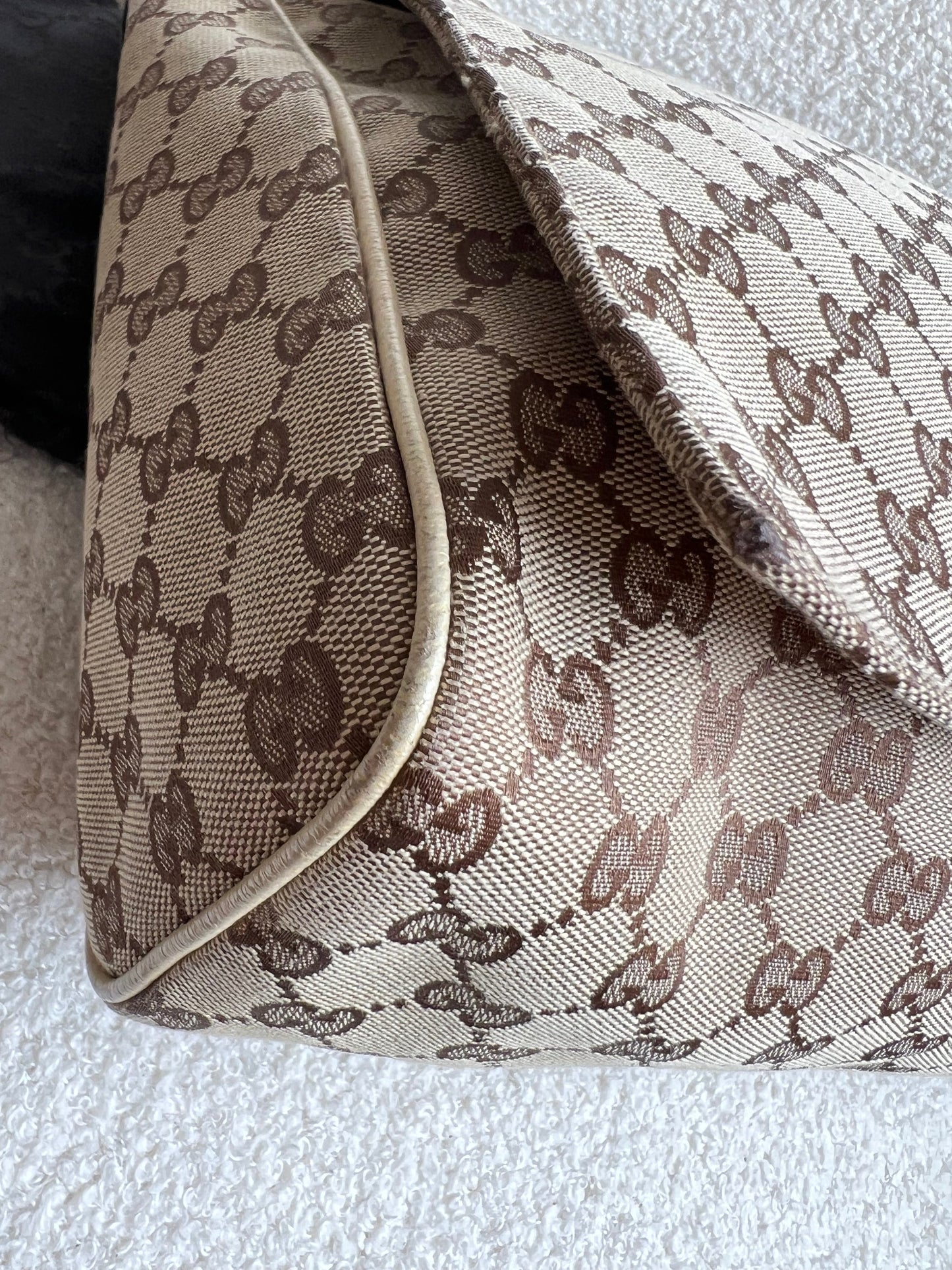 Gucci GG White Beige Canvas Messenger Bag