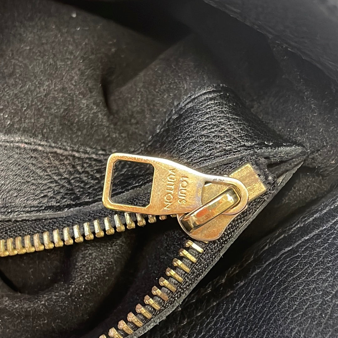 HandBag Luxury Designer By Louis Vuitton  Size: Medium
