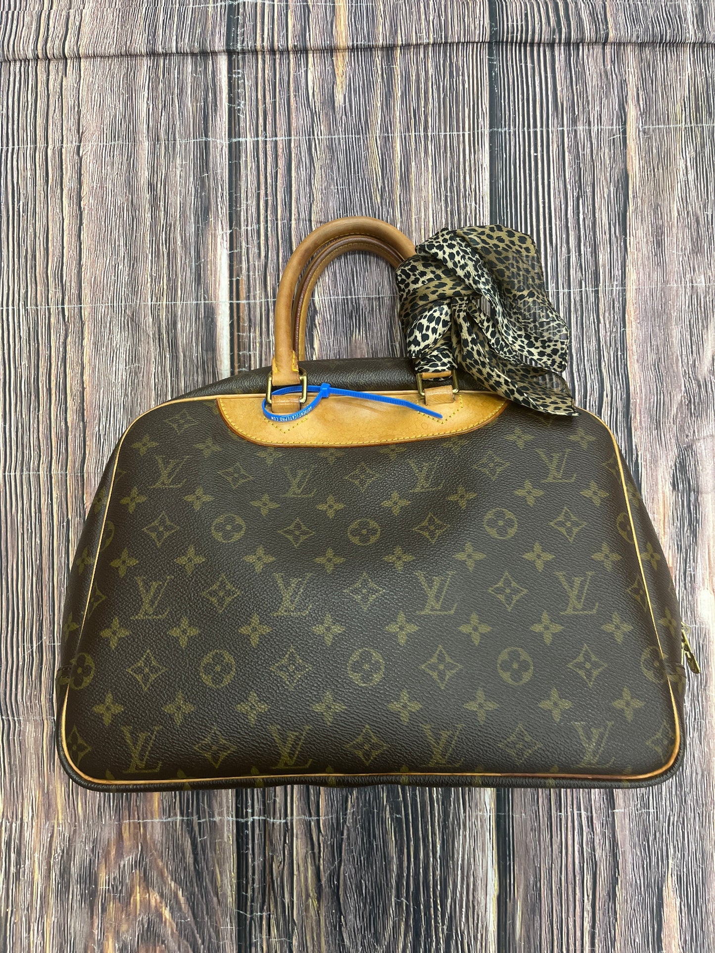 HandBag Luxury Designer By Louis Vuitton  Size: Medium
