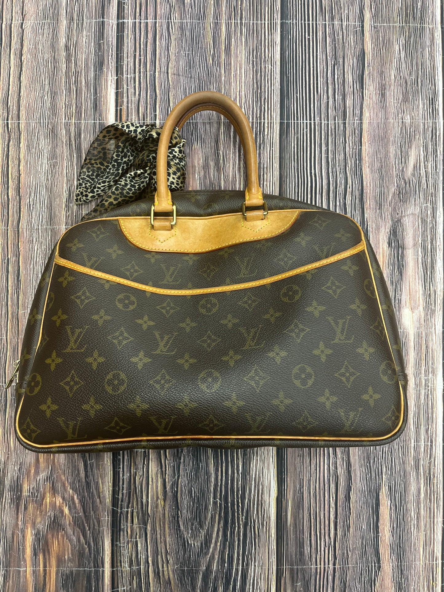 HandBag Luxury Designer By Louis Vuitton  Size: Medium