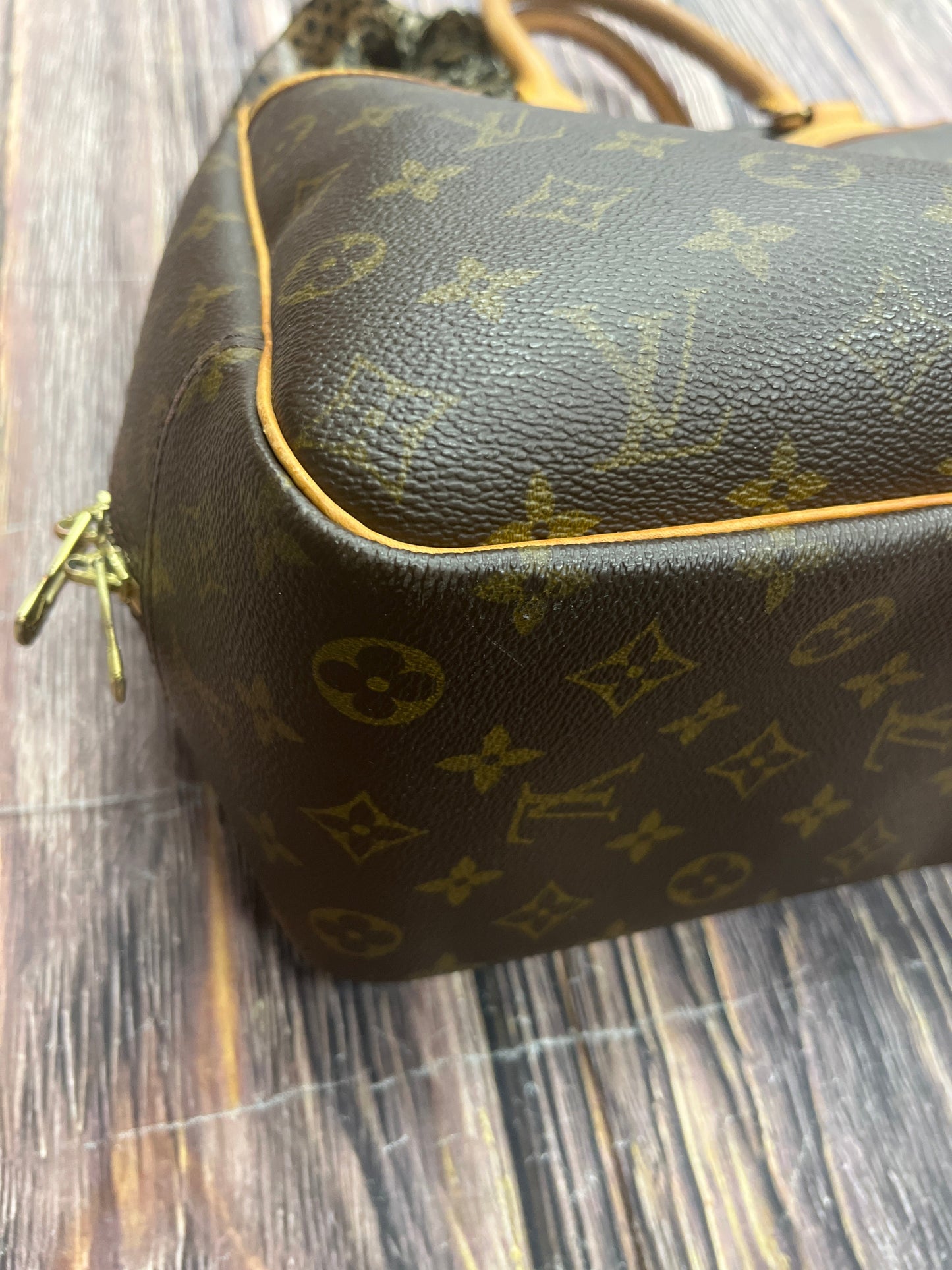 HandBag Luxury Designer By Louis Vuitton  Size: Medium