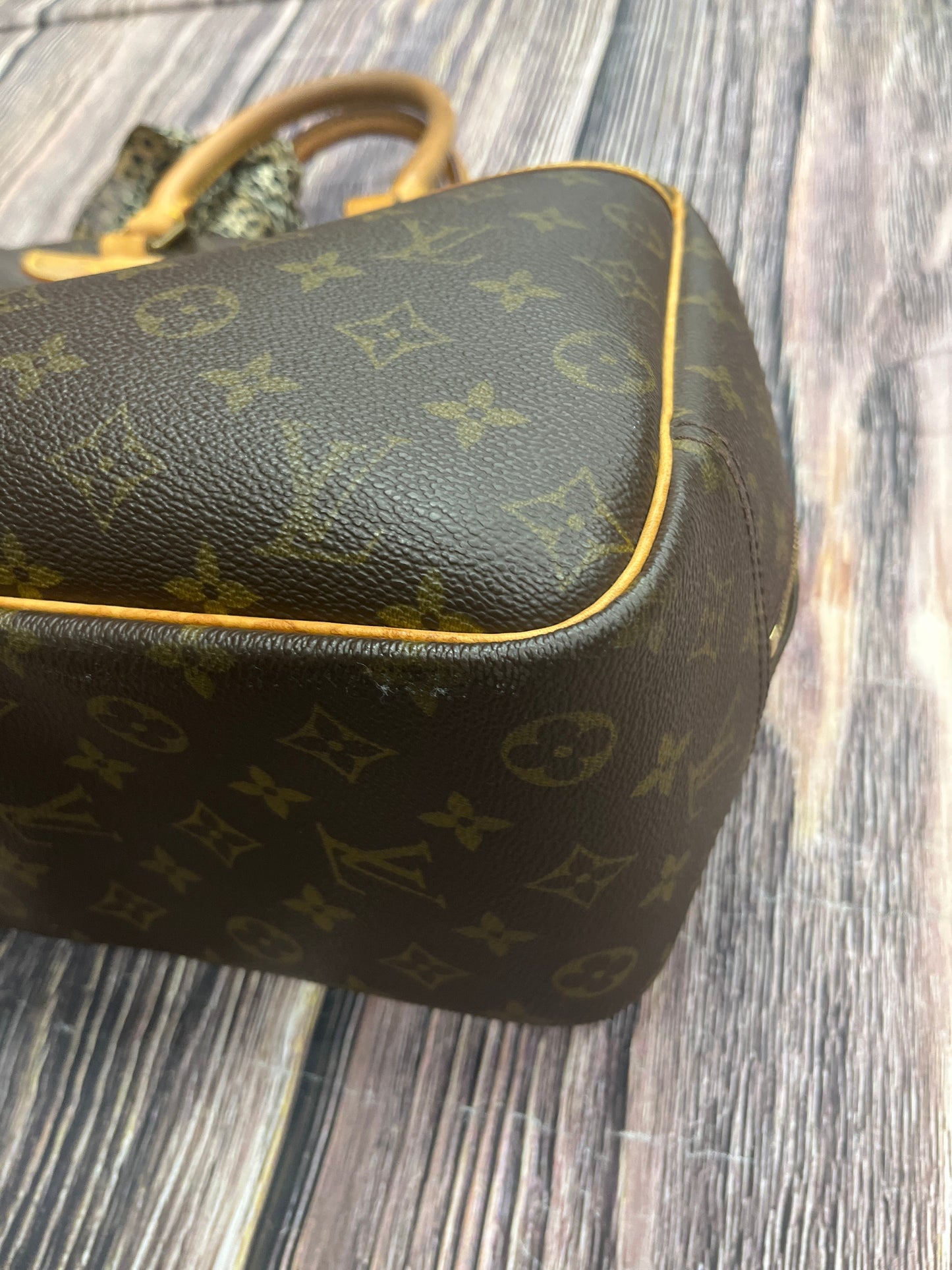 HandBag Luxury Designer By Louis Vuitton  Size: Medium