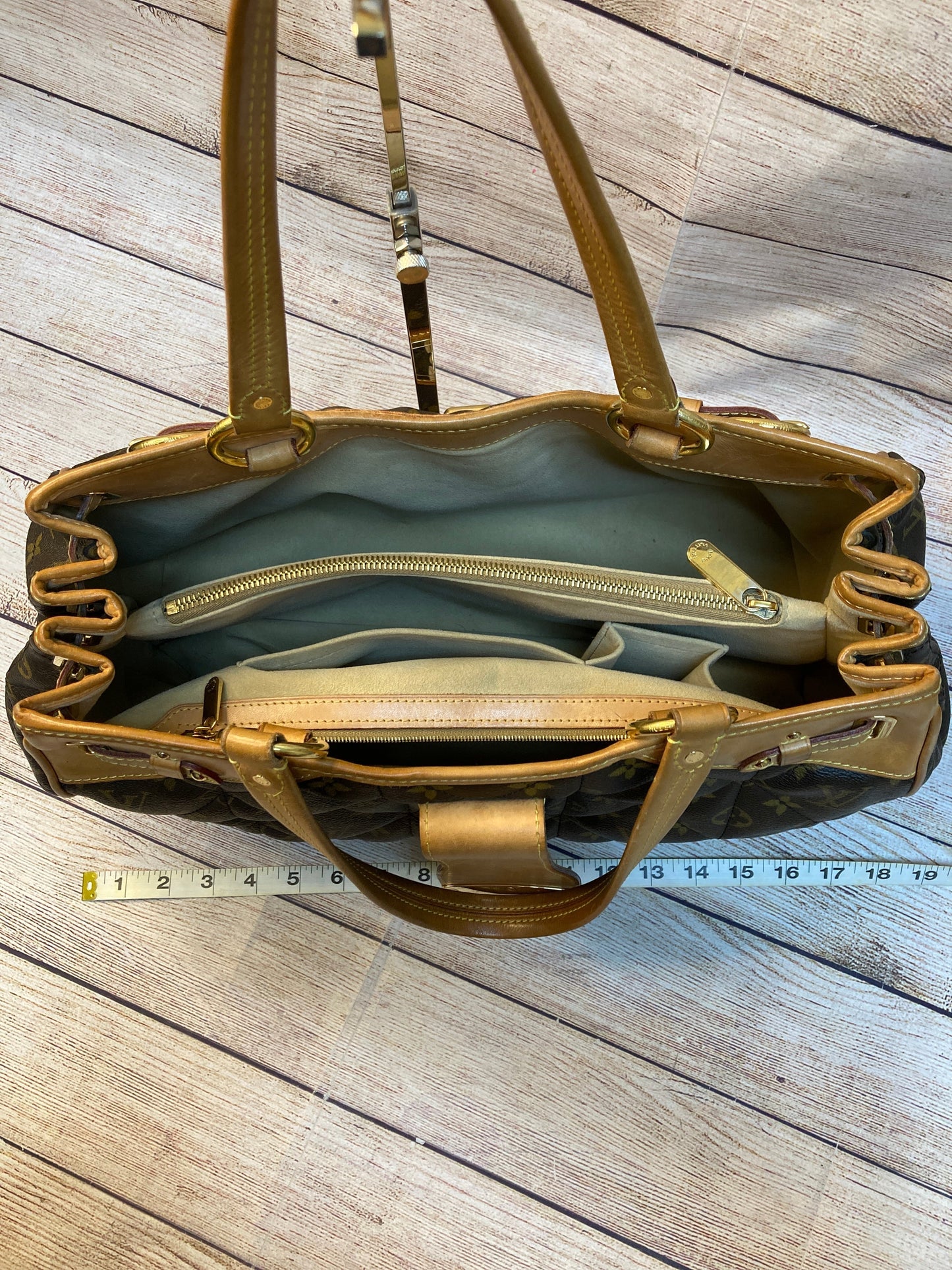 Handbag Luxury Designer By Louis Vuitton  Size: Large