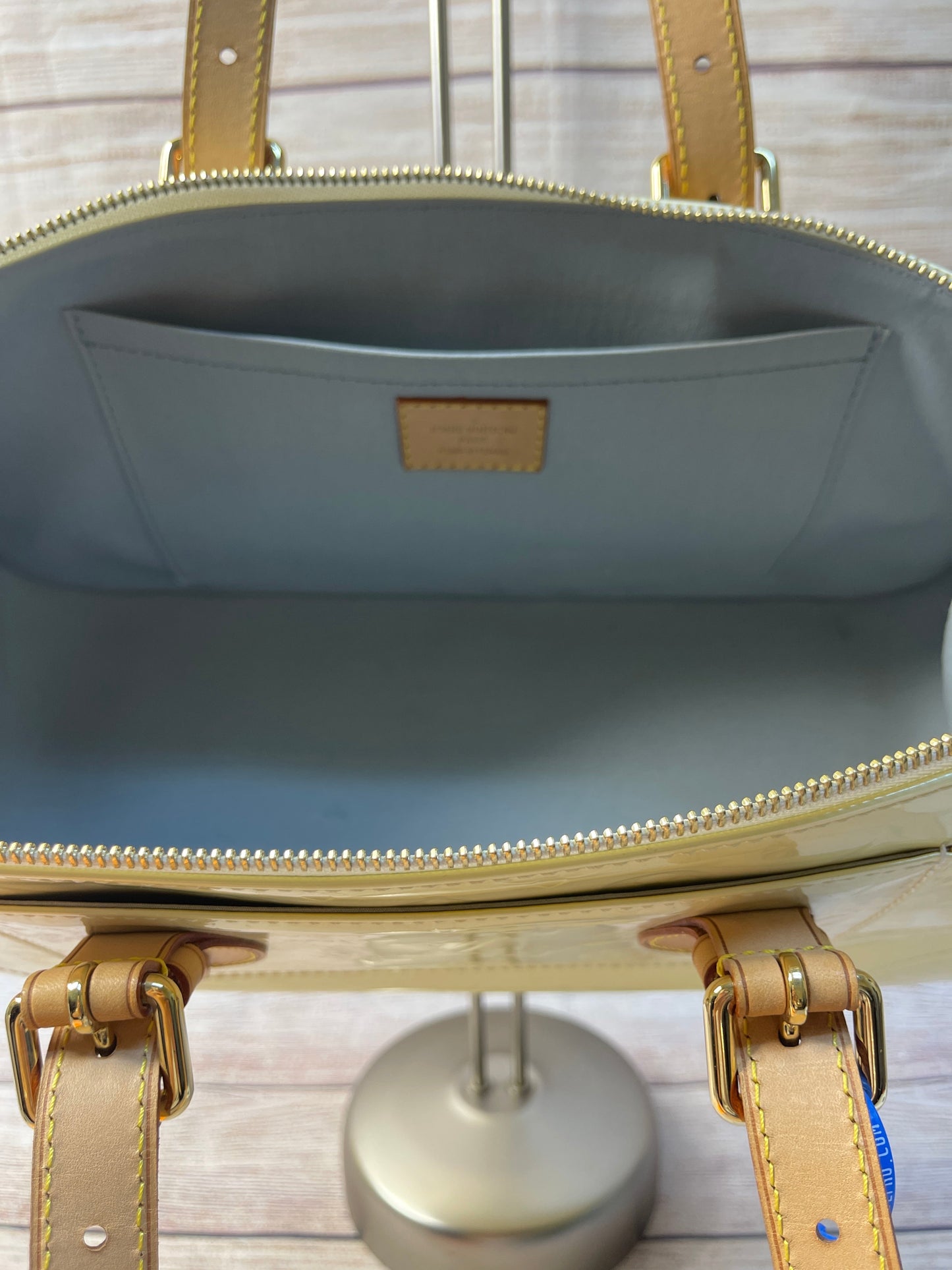 HandBag Luxury Designer Louis Vuitton, Size Medium