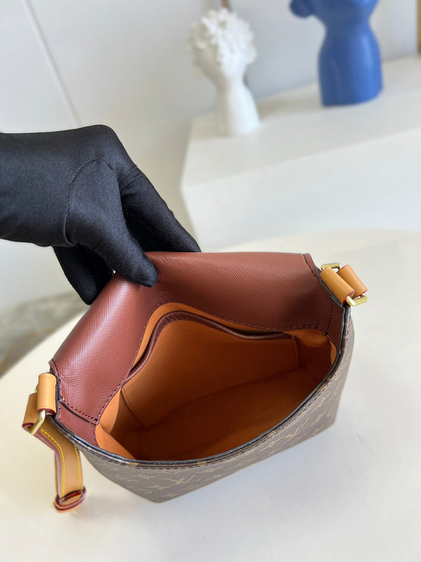 Alice Bags- Louis Vuittons  - 16414
