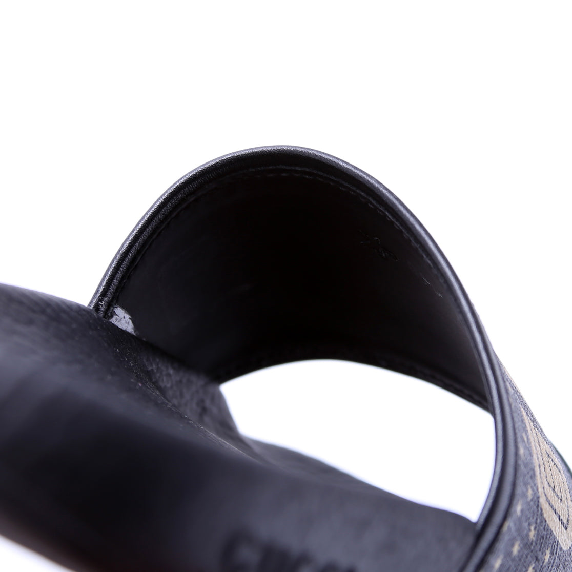 Gucci Logo Slides Size