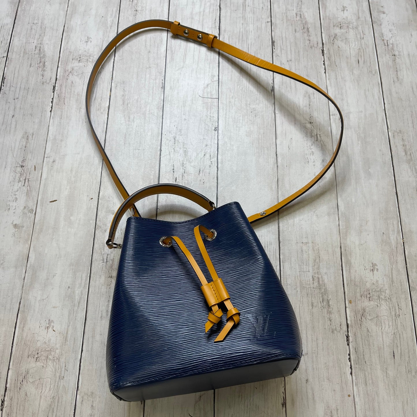 Handbag Luxury Designer By Louis Vuitton  Size: Medium