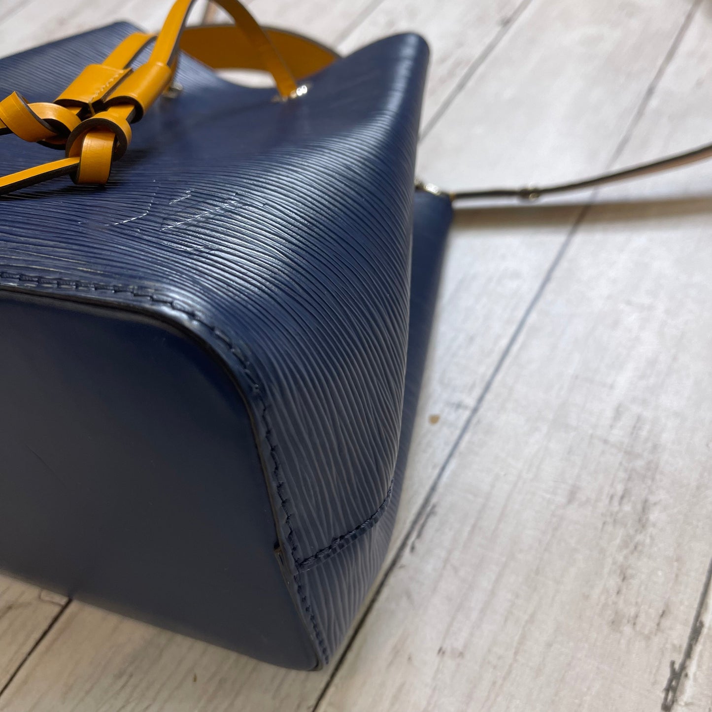 Handbag Luxury Designer By Louis Vuitton  Size: Medium