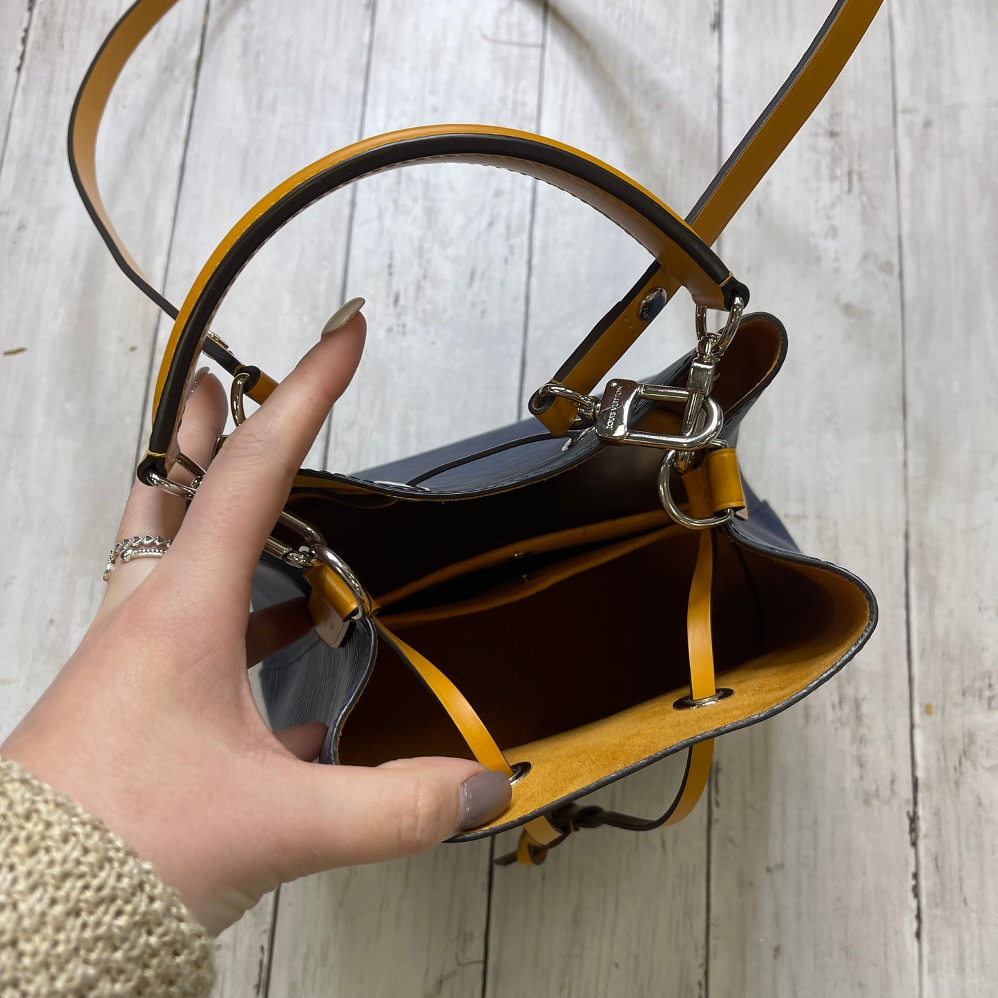 Handbag Luxury Designer By Louis Vuitton  Size: Medium