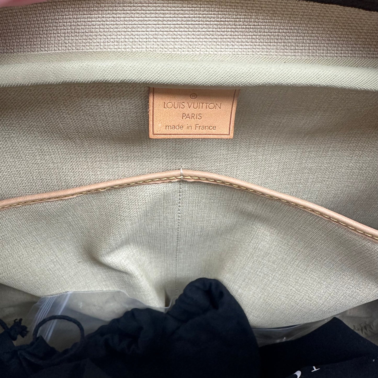 HandBag Luxury Designer By Louis Vuitton  Size: Medium