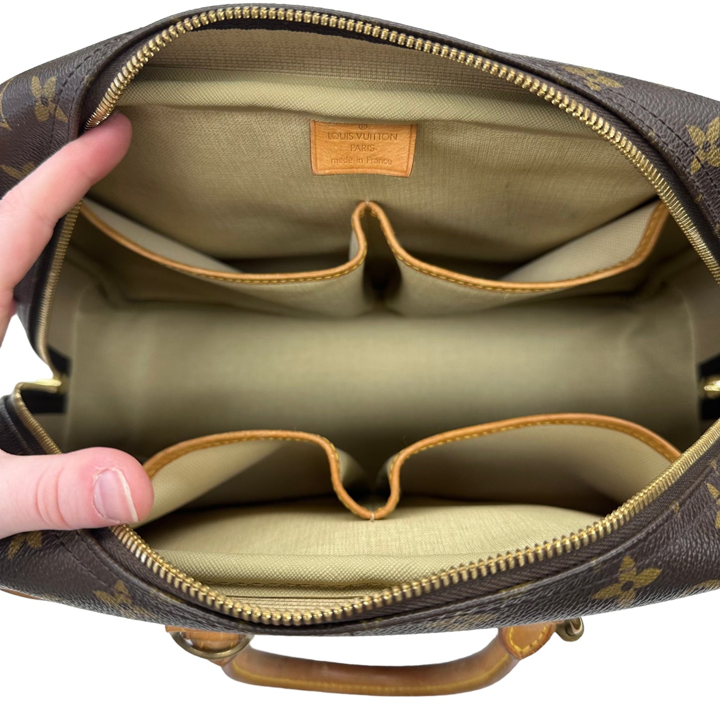 HandBag Luxury Designer By Louis Vuitton  Size: Large
