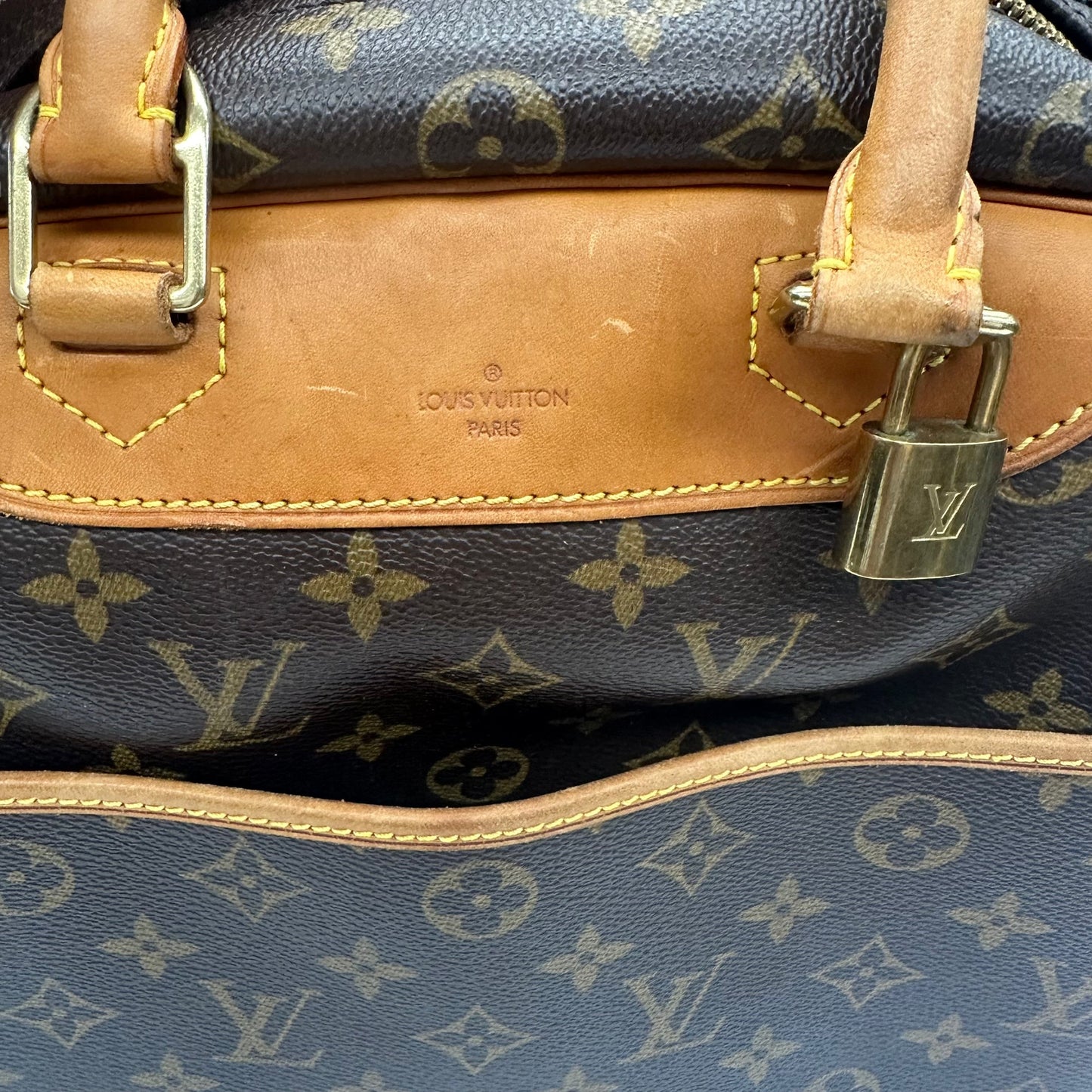 HandBag Luxury Designer By Louis Vuitton  Size: Large