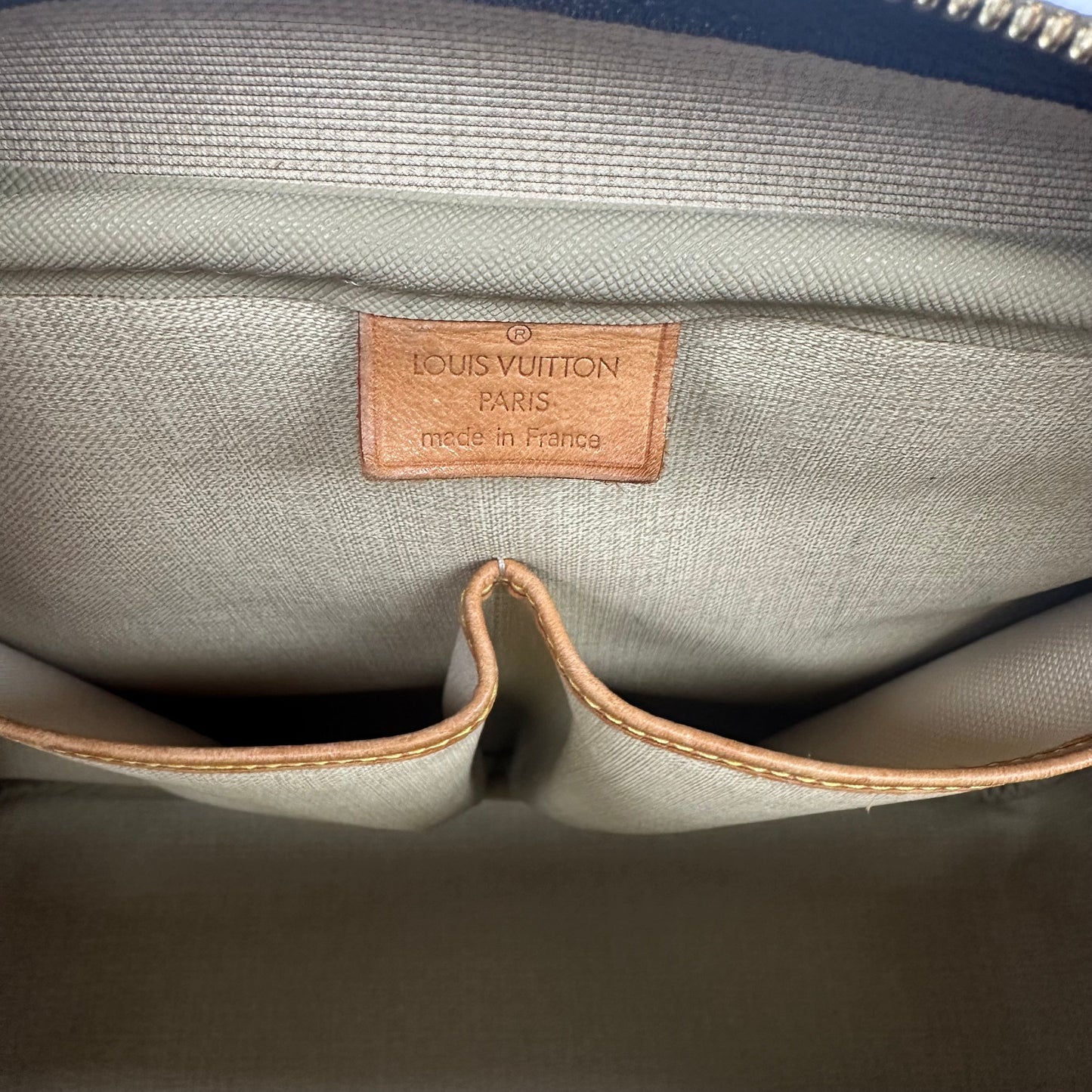 HandBag Luxury Designer By Louis Vuitton  Size: Large