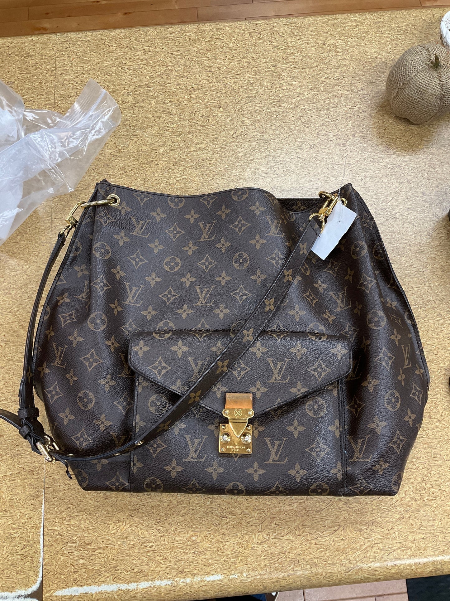 HandBag Luxury Designer By Louis Vuitton, Size: Medium