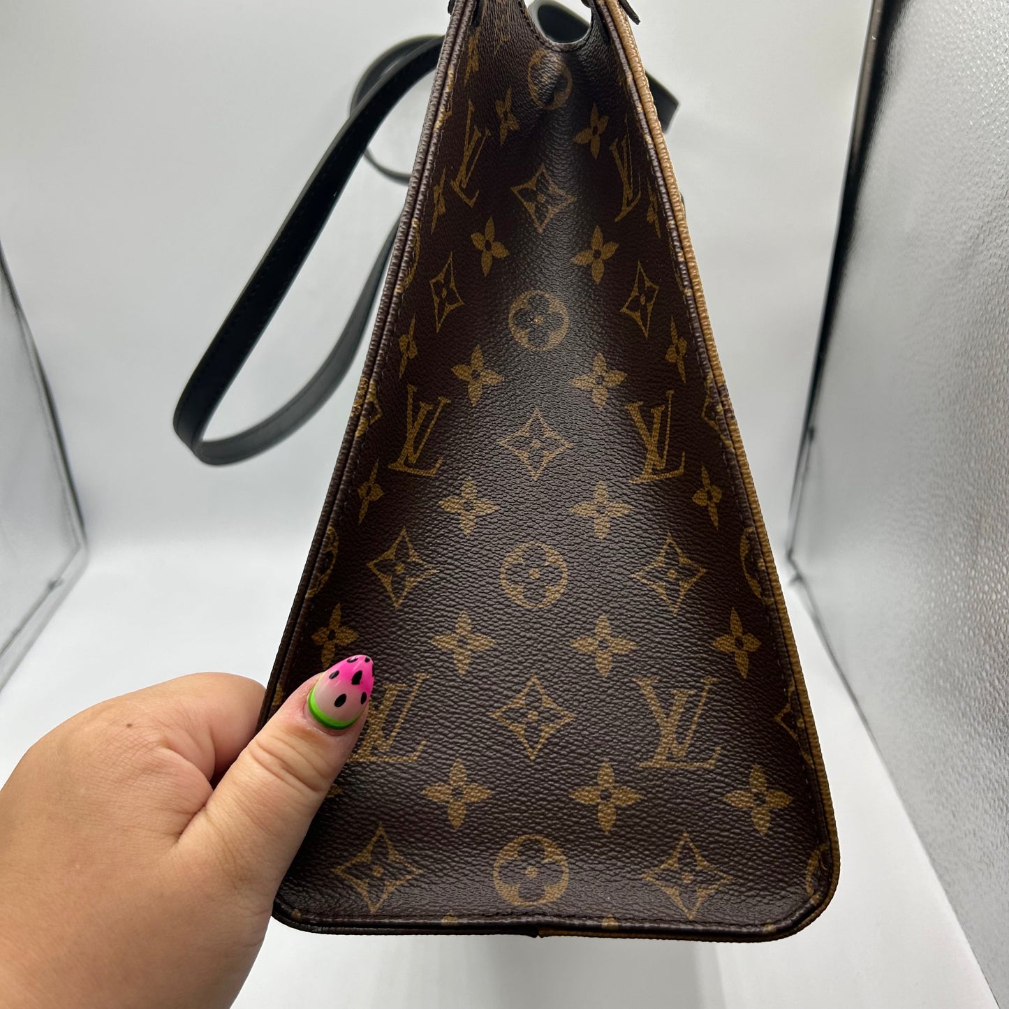 HandBag Luxury Designer By Louis Vuitton, Size: Medium