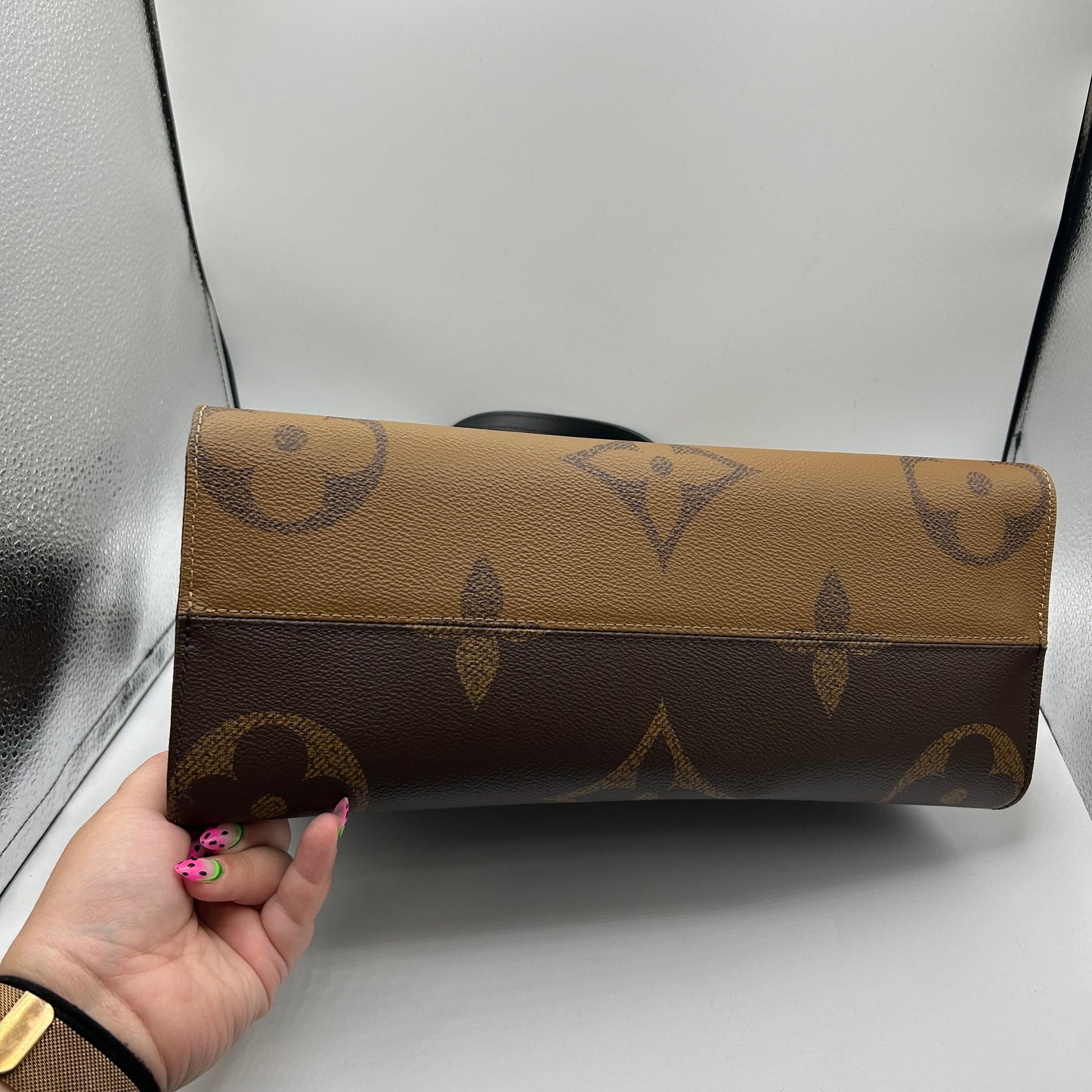 HandBag Luxury Designer By Louis Vuitton, Size: Medium