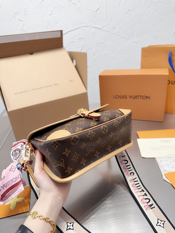 Alice Bags - Louis Vuittons  - 15119