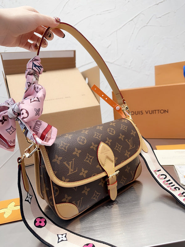 Alice Bags - Louis Vuittons  - 15119