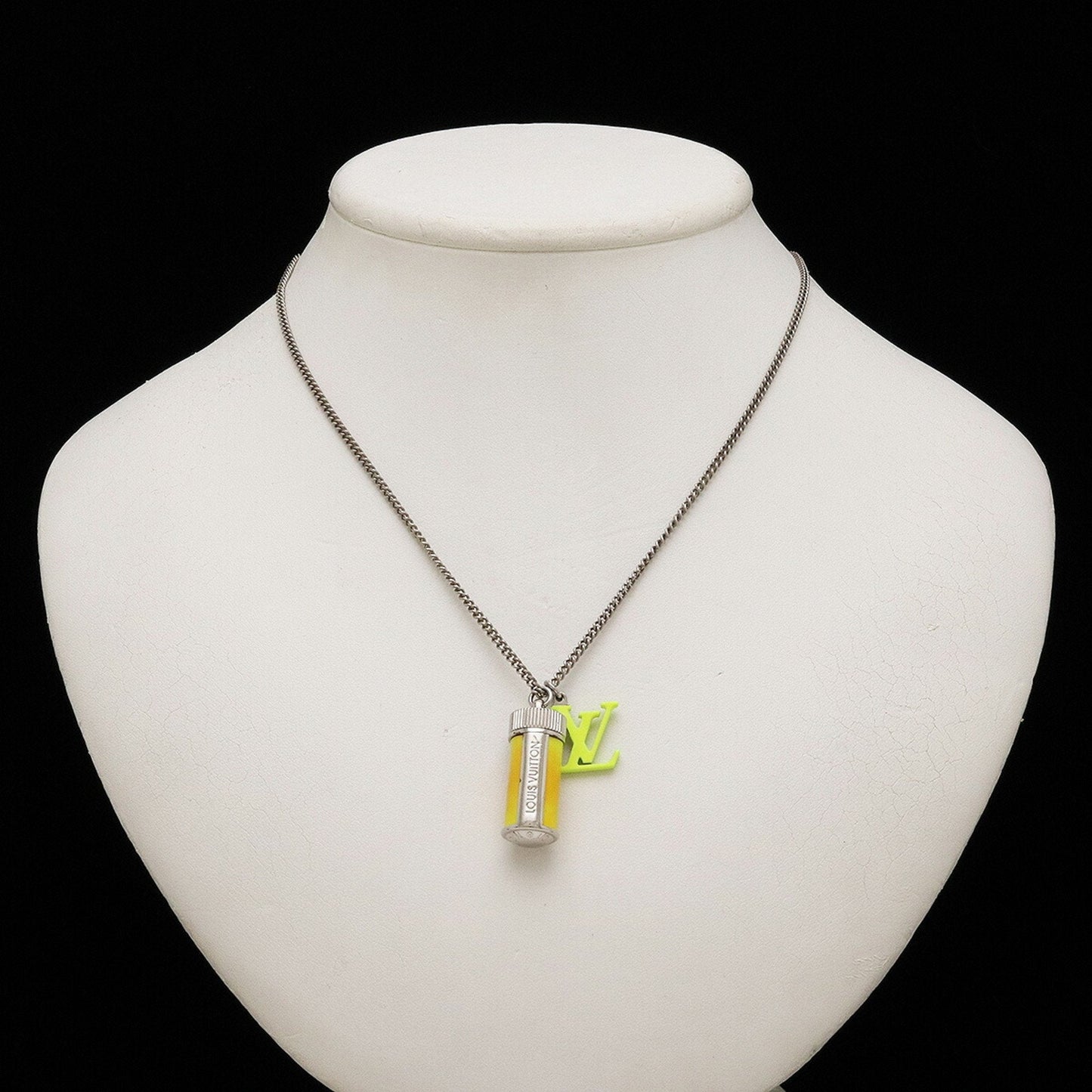 LOUIS VUITTON Collier LV Fluo Necklace Pendant Jaune Neon Yellow Metal Silver Color MP2143
