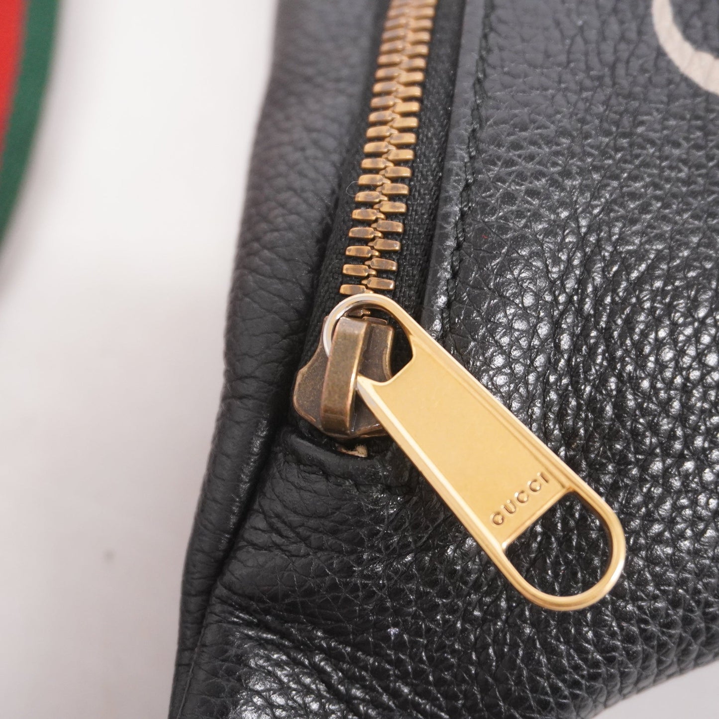 Gucci body bag 527792 leather black gold metal