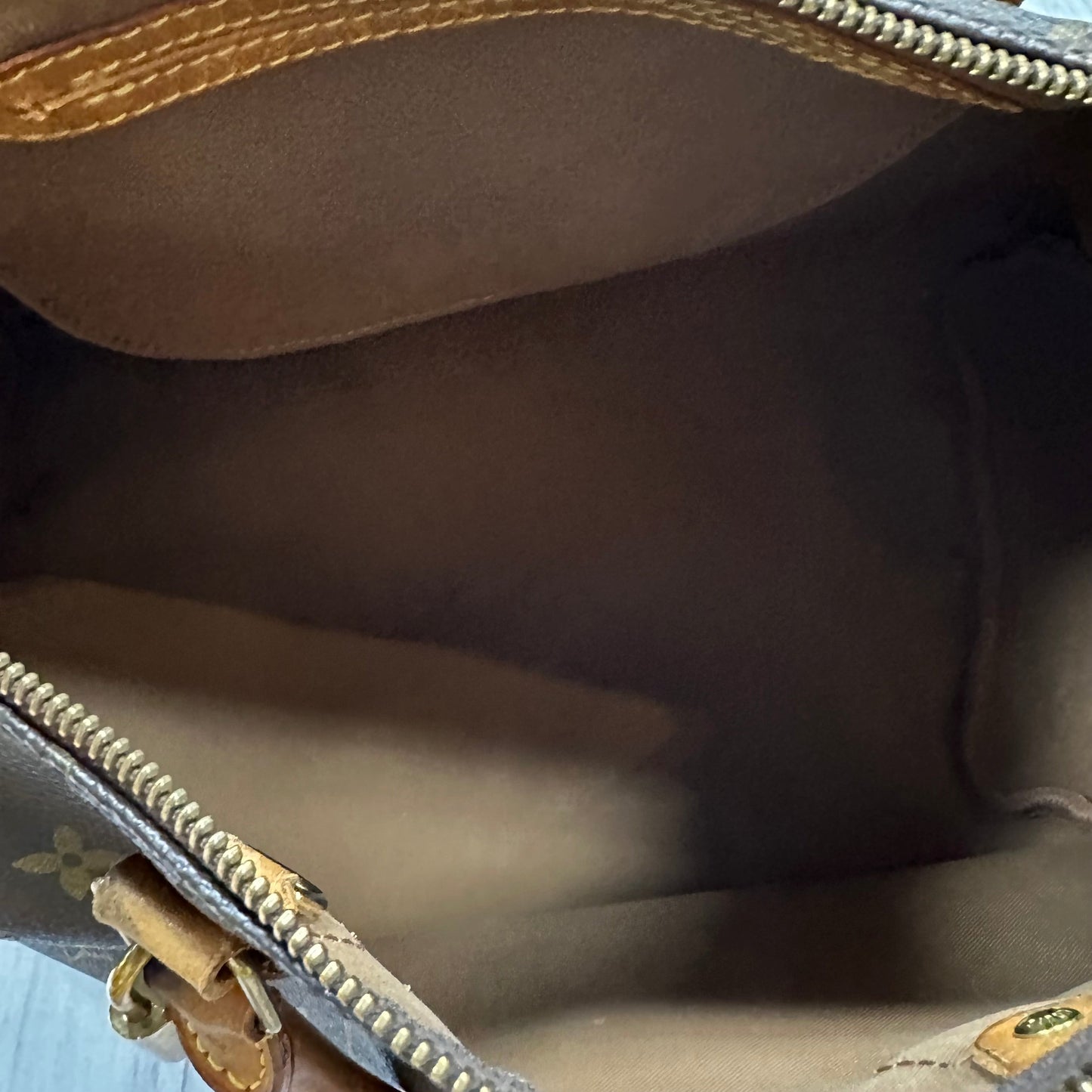 HandBag Luxury Designer By Louis Vuitton, Size: Medium