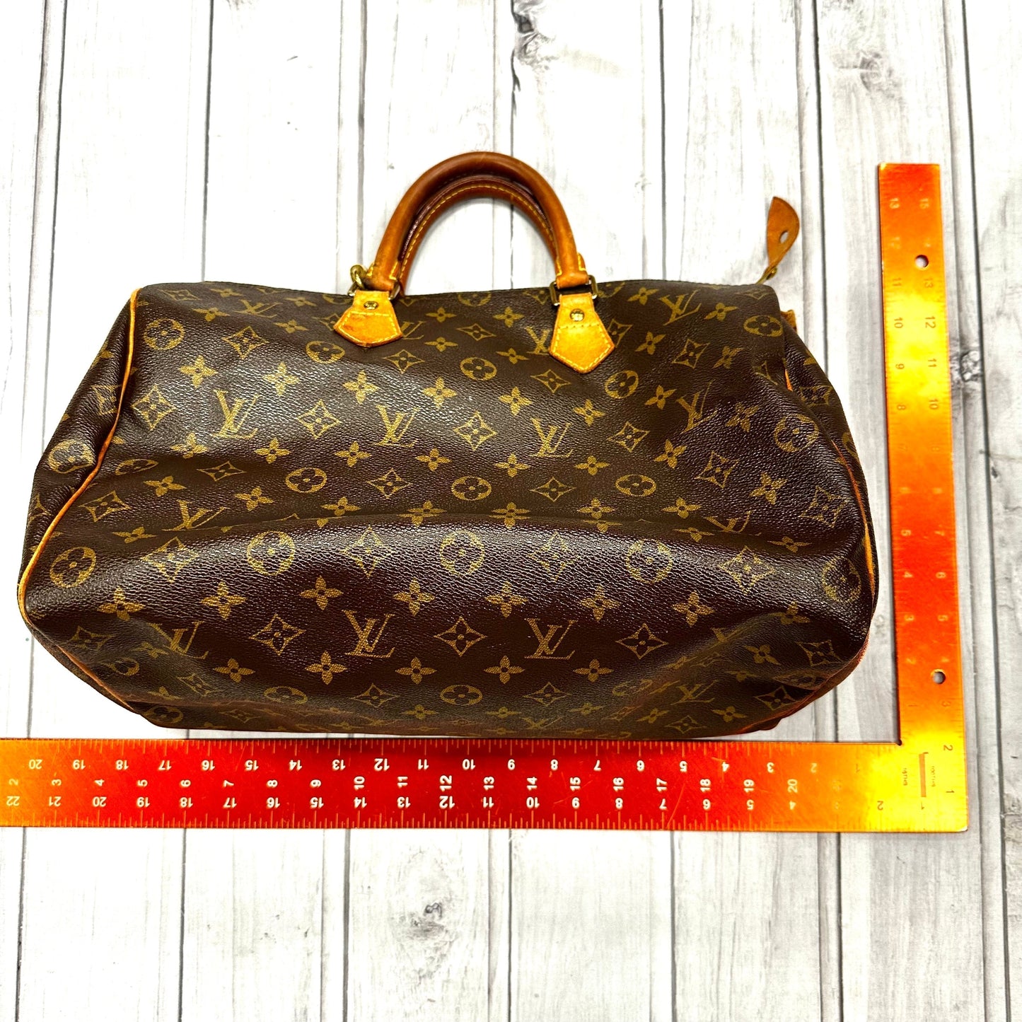 HandBag Luxury Designer By Louis Vuitton, Size: Medium