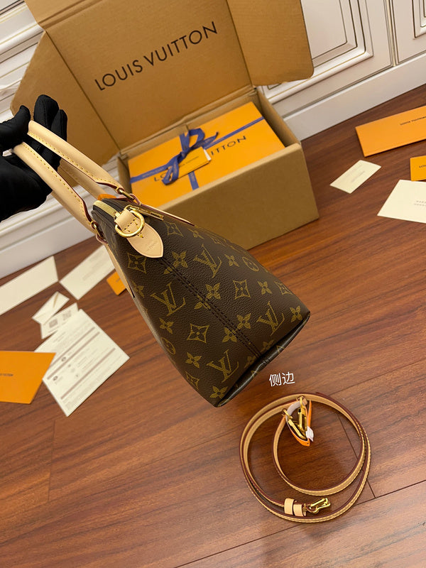 Alice Bags- Louis Vuittons  - 16389