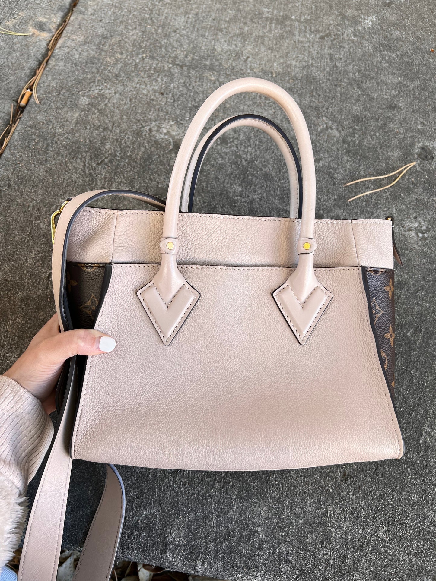 Handbag Luxury Designer By Louis Vuitton  Size: Medium