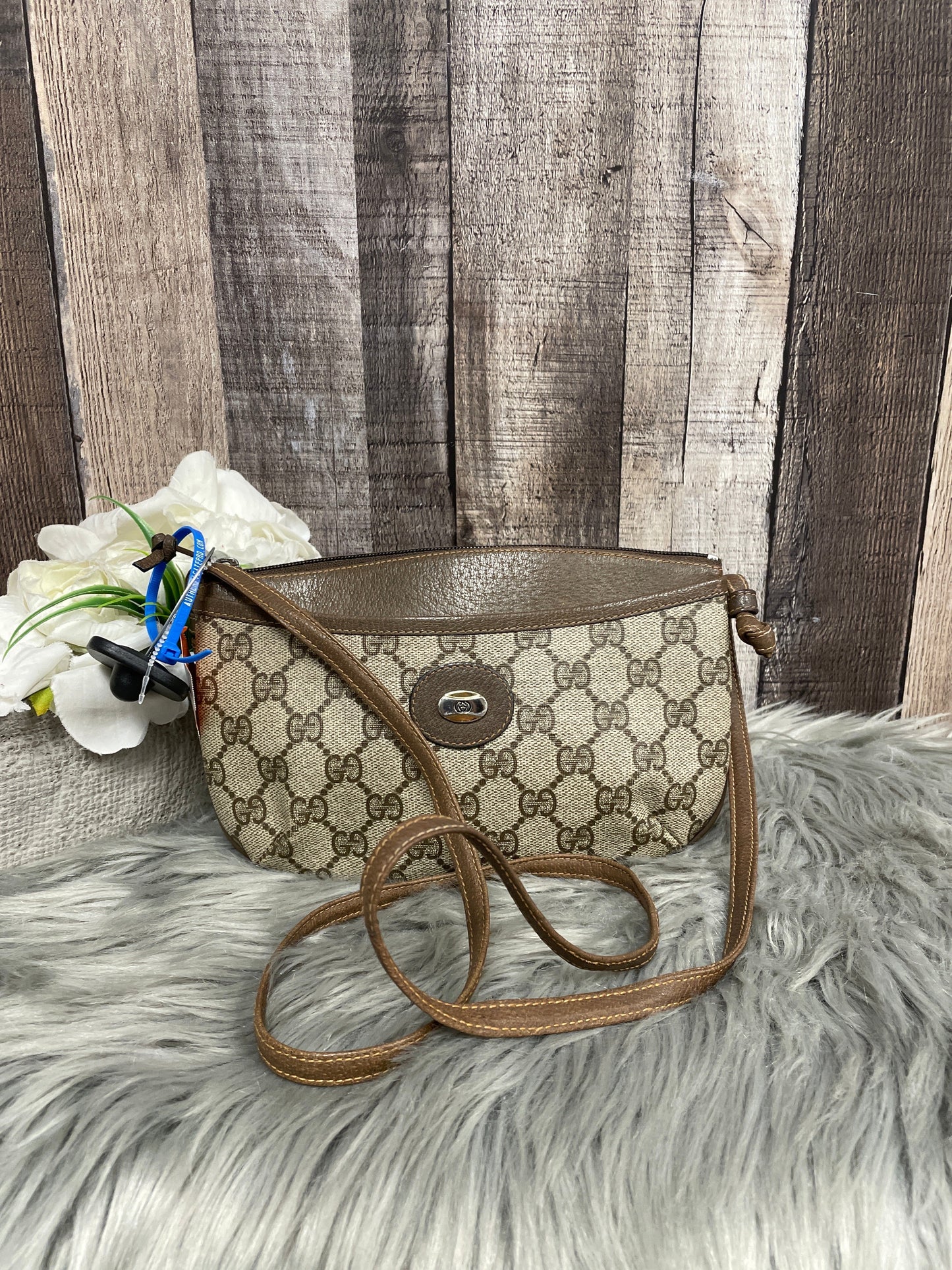 Crossbody Luxury Designer By Gucci  Size: Small