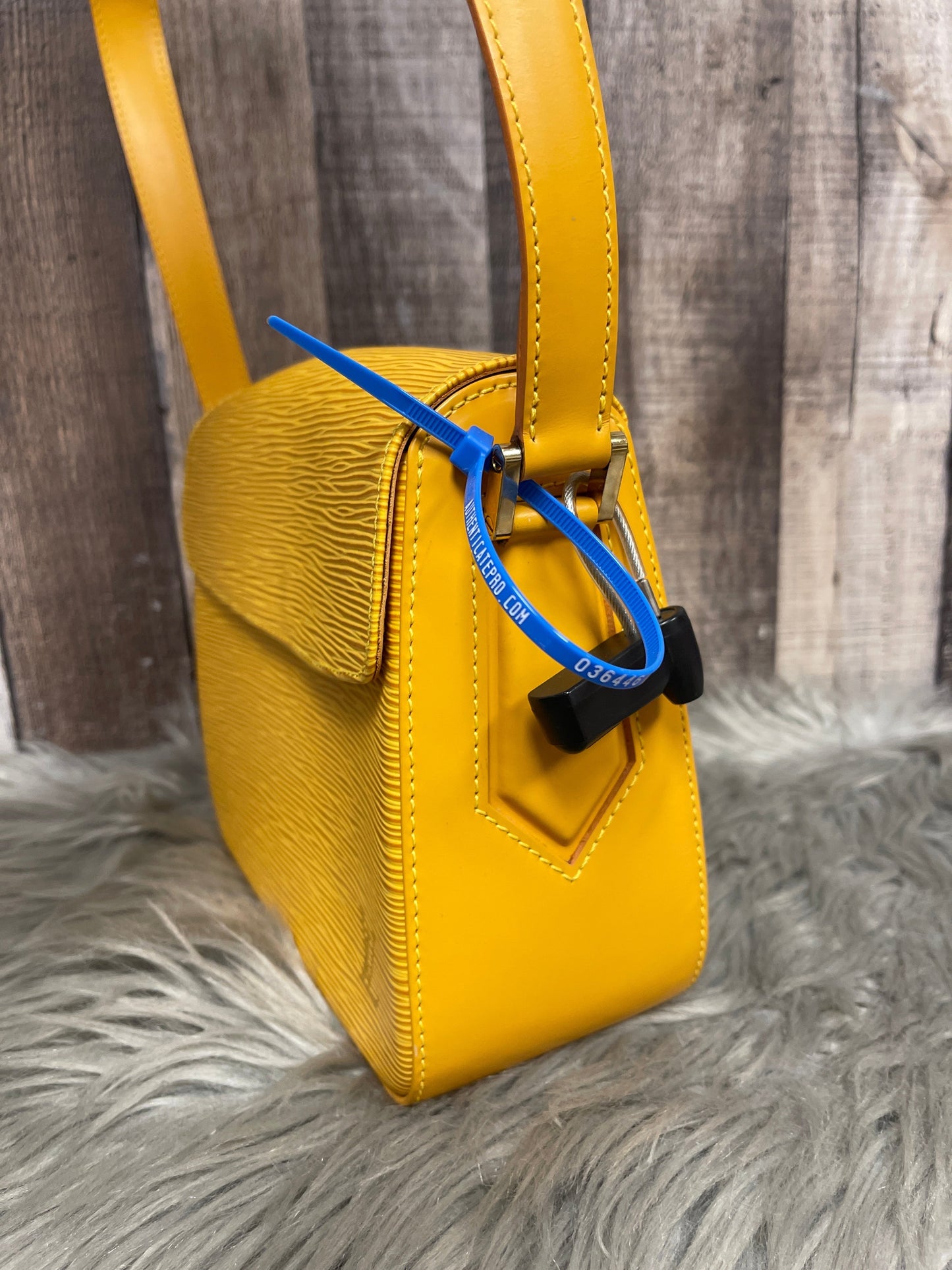 HandBag Luxury Designer By Louis Vuitton, Size: Small