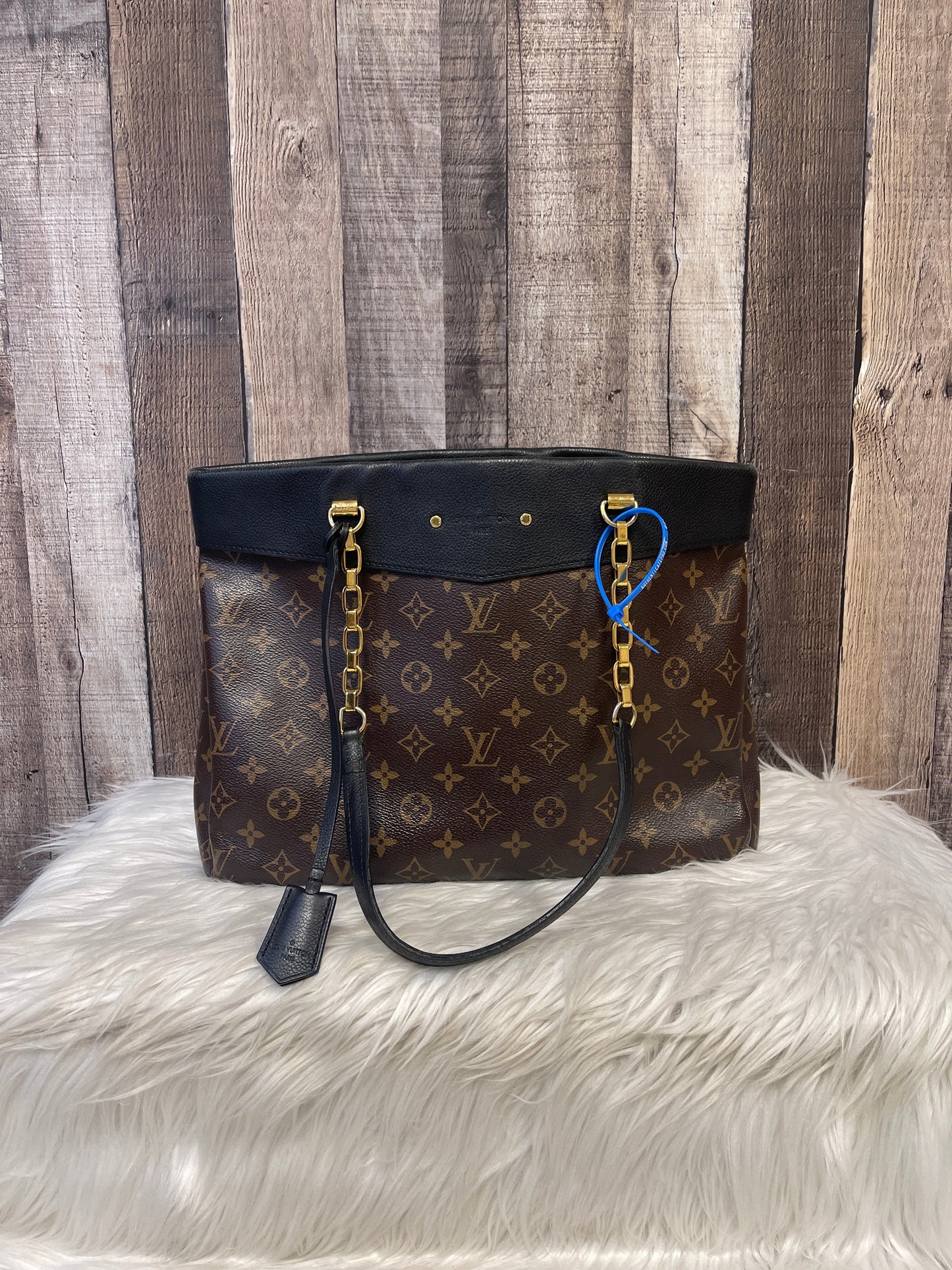 HandBag Luxury Designer By Louis Vuitton  Size: Medium
