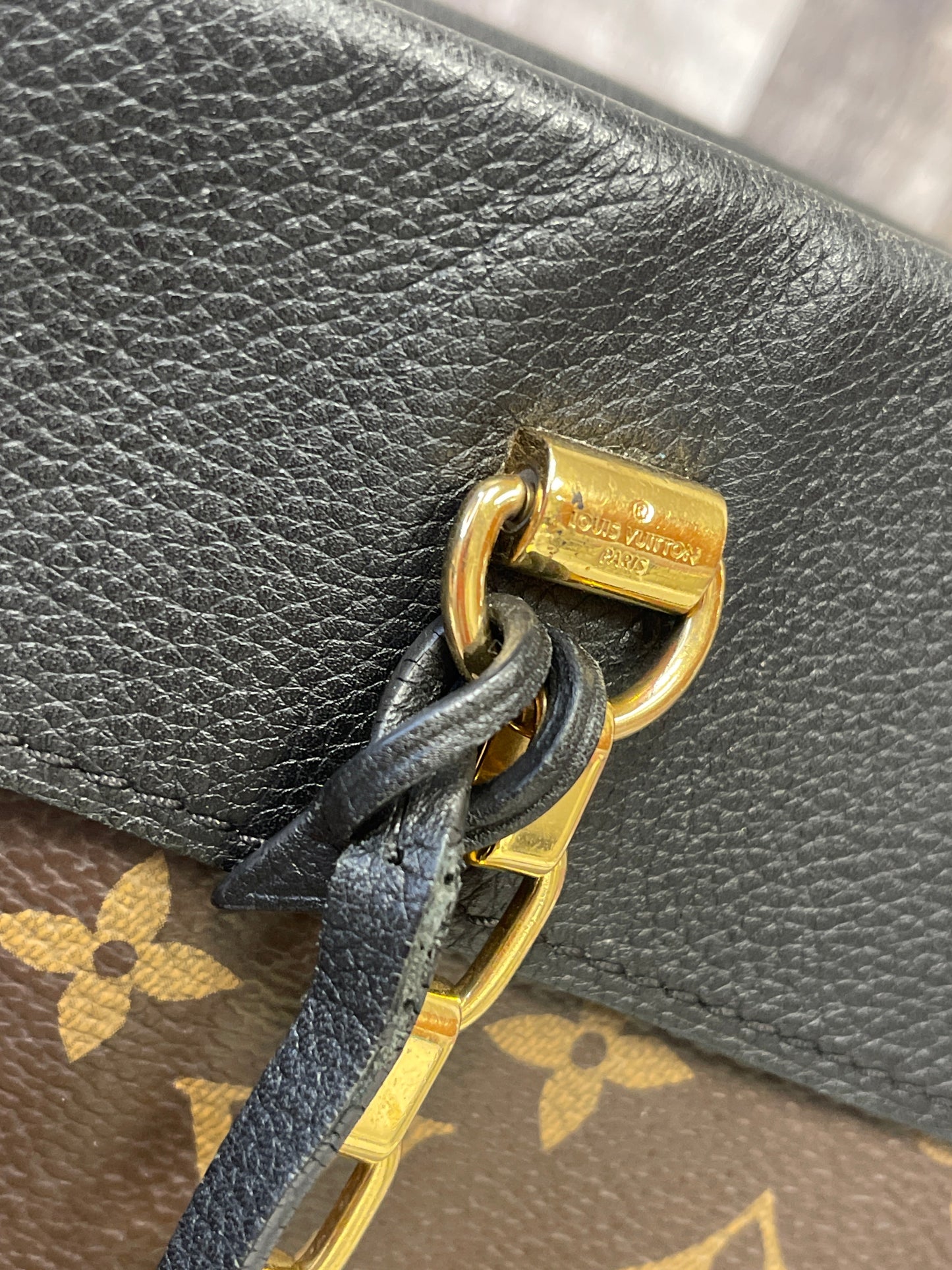 HandBag Luxury Designer By Louis Vuitton  Size: Medium