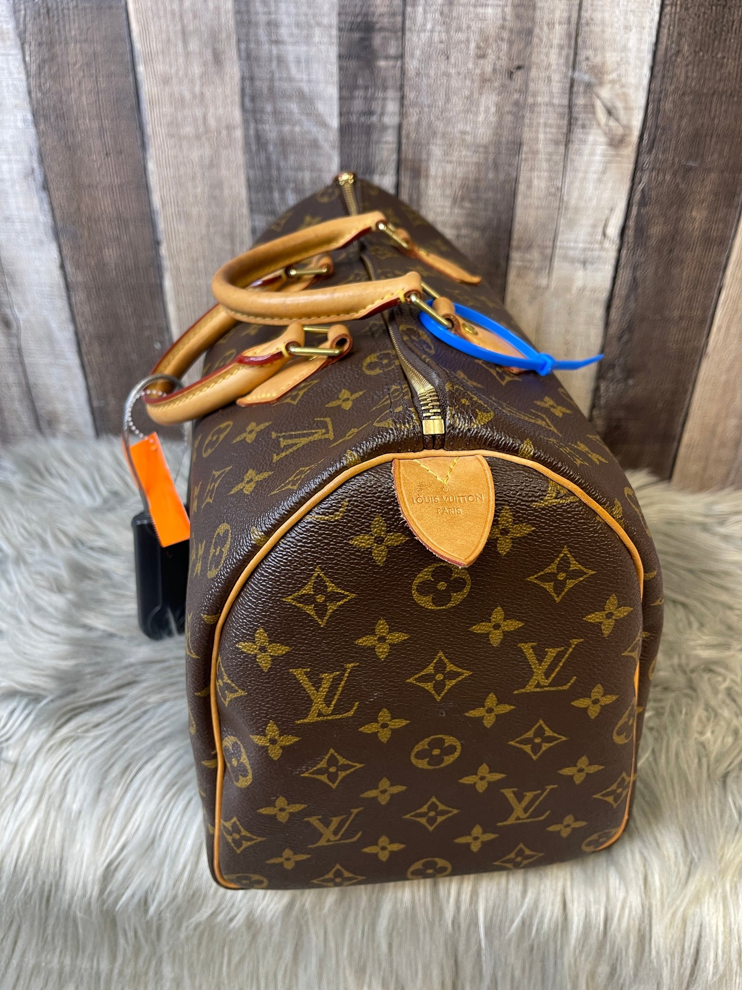 HandBag Luxury Designer By Louis Vuitton  Size: Large
