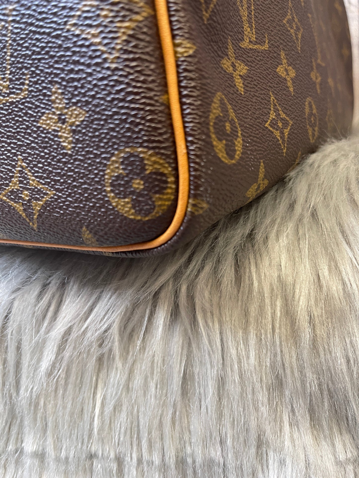 HandBag Luxury Designer By Louis Vuitton  Size: Large