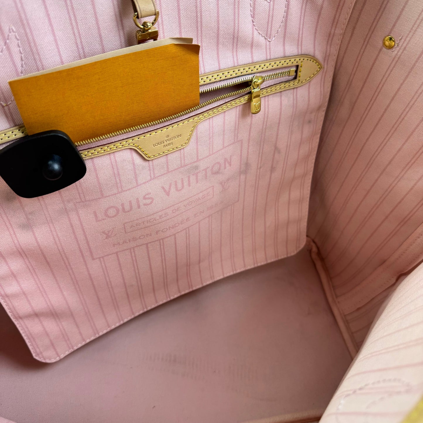 HandBag Luxury Designer By Louis Vuitton, Size: Large