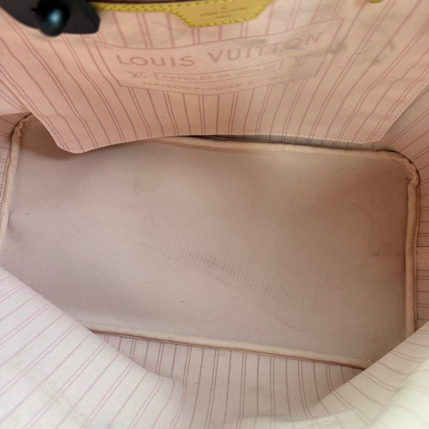 HandBag Luxury Designer By Louis Vuitton, Size: Large