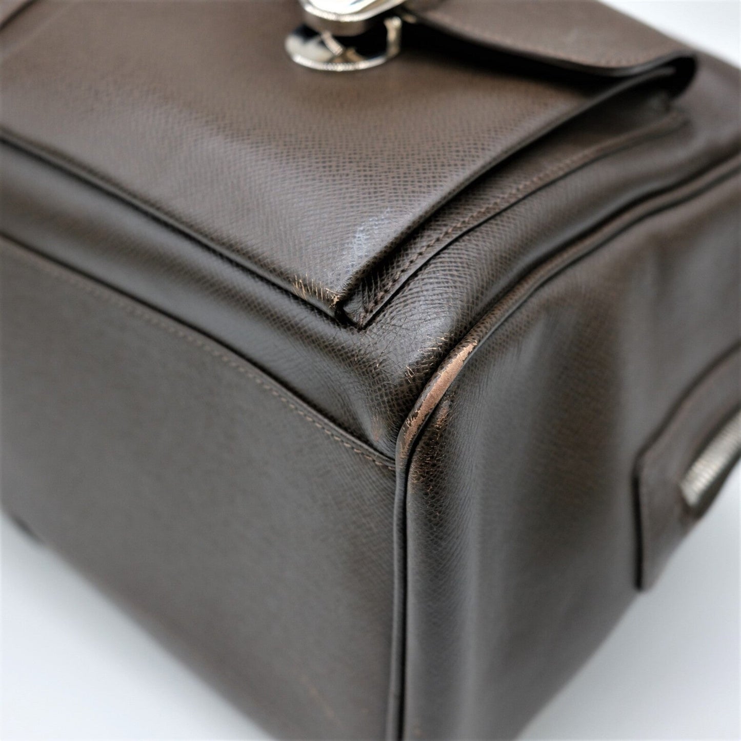 Louis Vuitton    Grizzly Taiga Leather Handbag