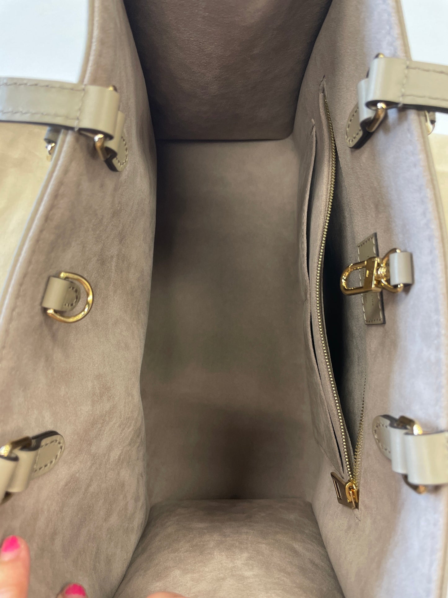 HandBag Luxury Designer Louis Vuitton, Size Medium
