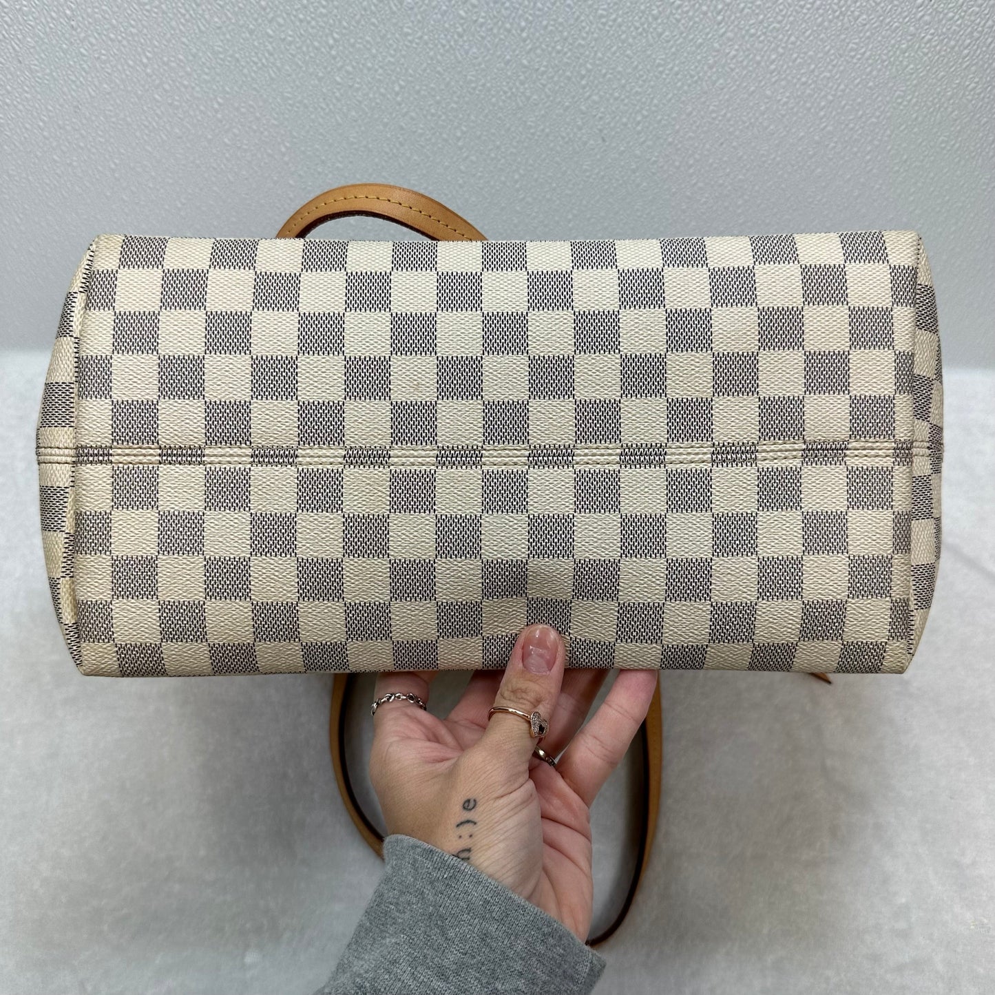 Handbag Designer By Louis Vuitton  Size: Large